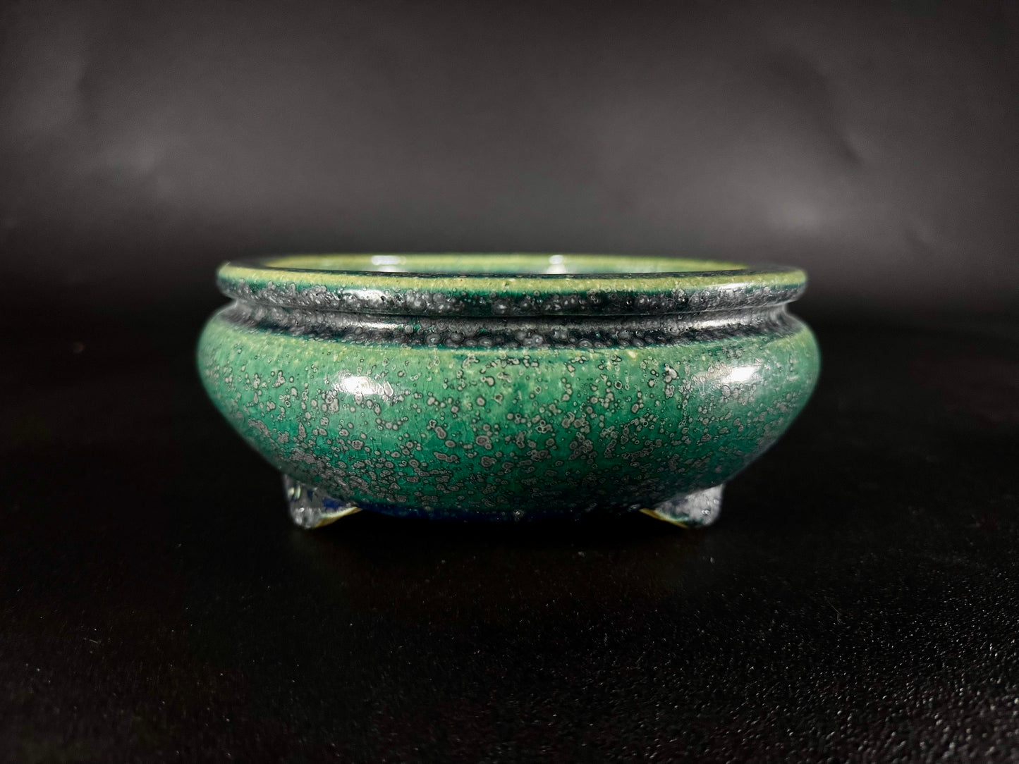 AIBA KOYO – Mr. AIBA Kouichirou（相場 恒一郎）– 常滑 – 24.6 cm Oval Bag-Style Bonsai Pot（楕円袋式鉢・鉄斑翡翠緑釉