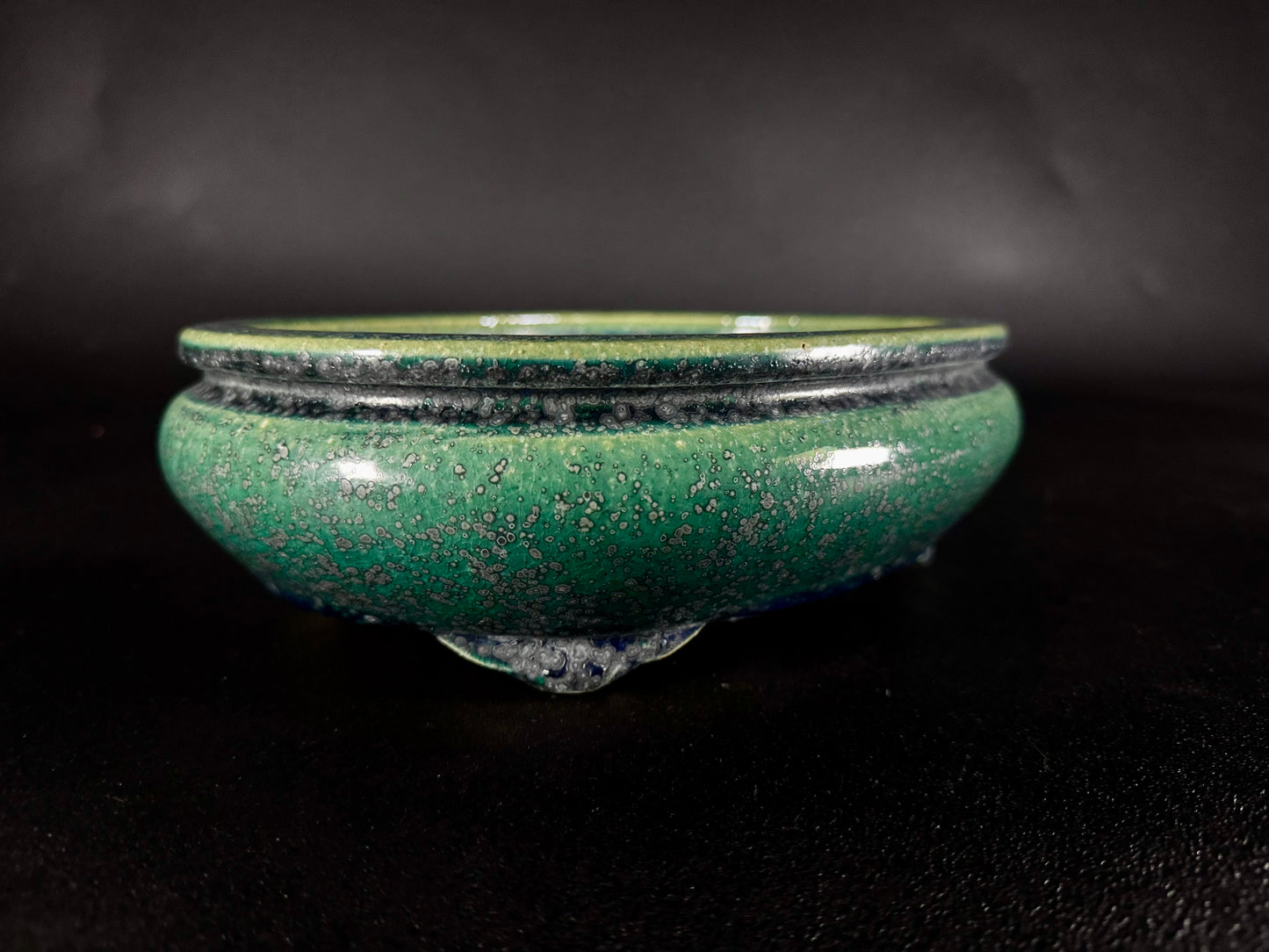 AIBA KOYO – Mr. AIBA Kouichirou（相場 恒一郎）– 常滑 – 24.6 cm Oval Bag-Style Bonsai Pot（楕円袋式鉢・鉄斑翡翠緑釉