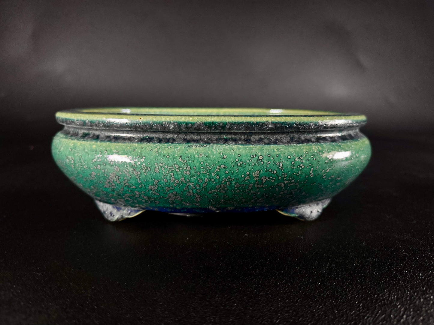 AIBA KOYO – Mr. AIBA Kouichirou（相場 恒一郎）– 常滑 – 24.6 cm Oval Bag-Style Bonsai Pot（楕円袋式鉢・鉄斑翡翠緑釉