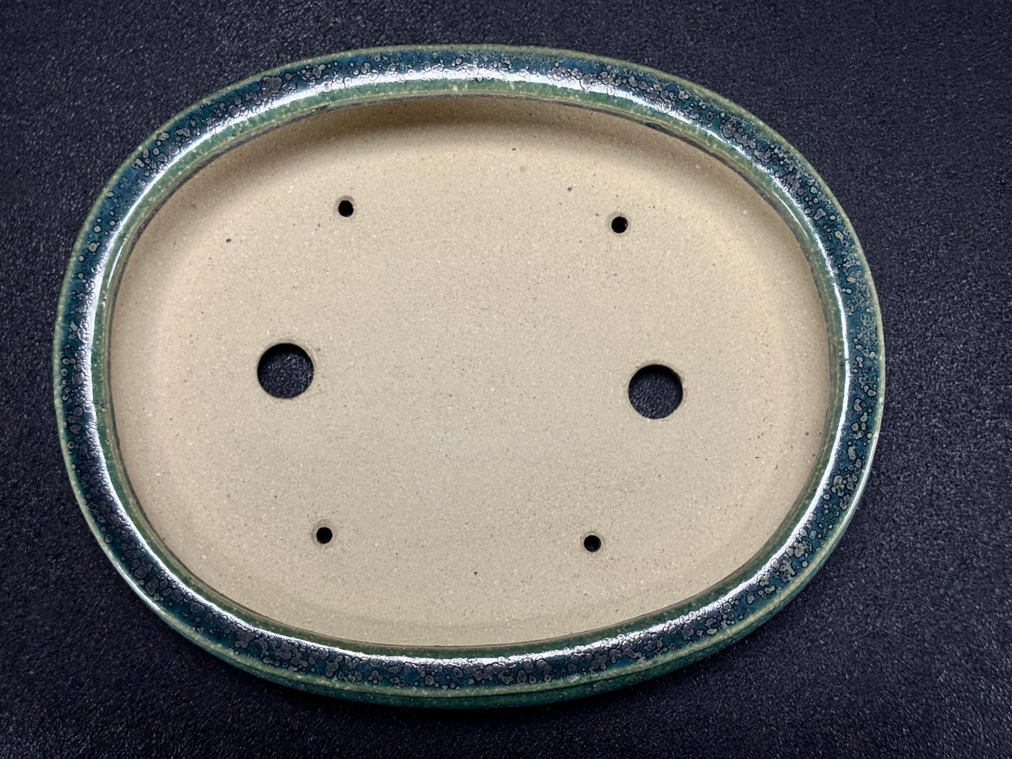 AIBA KOYO – Mr. AIBA Kouichirou（相場 恒一郎）– 常滑 – 24.6 cm Oval Bag-Style Bonsai Pot（楕円袋式鉢・鉄斑翡翠緑釉