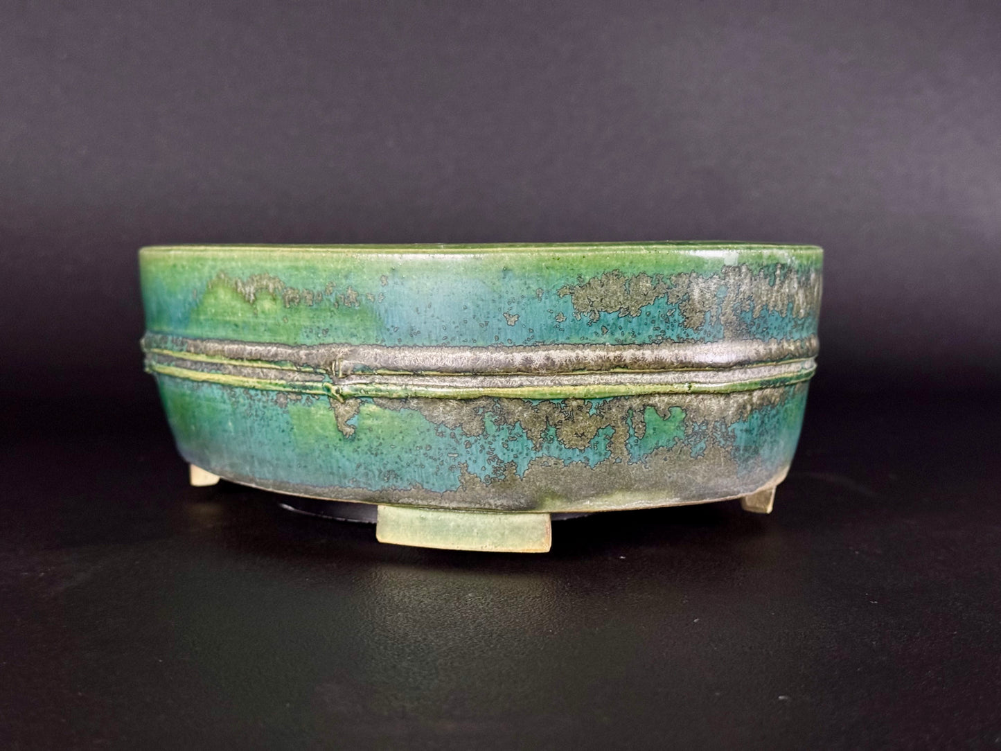 AIBA KOYO – Mr. AIBA Kouichirou（相場 恒一郎）– 常滑 – 24.4cm Oval 楕円鉢 Oval – 青緑釉 Green–Blue Glaze（双帯・竹意匠 Dual Mid-Band Bamboo Motif）