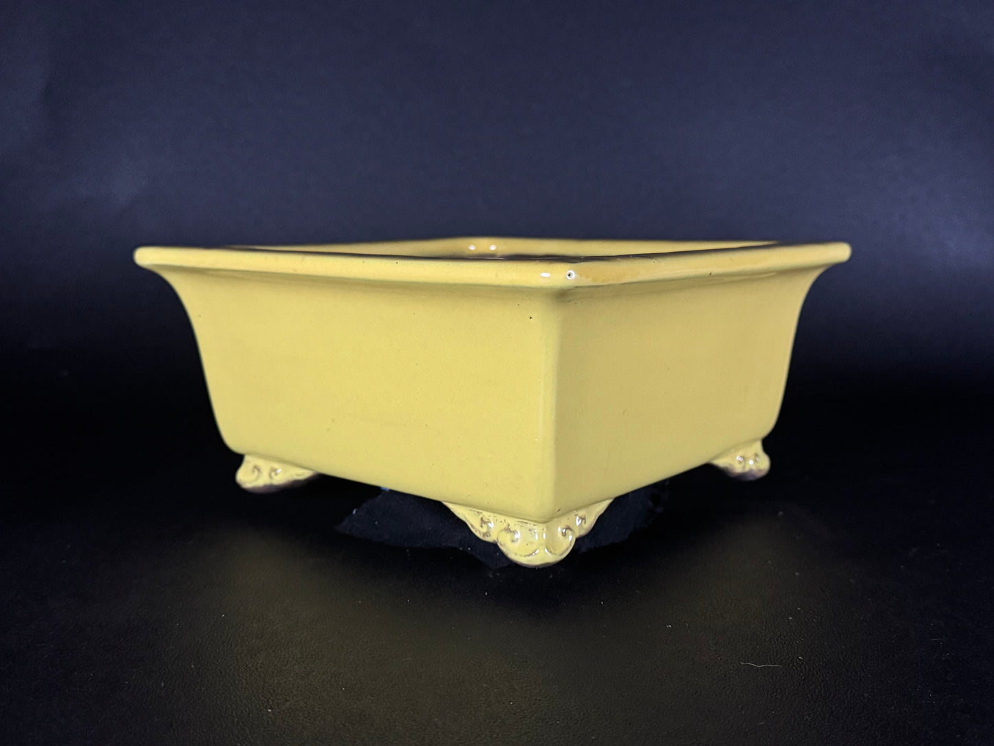 YAMAAKI 山秋 – 3rd Generation (Kataoka Toshio) 山秋三代 片岡俊雄 – 常滑 – 24.2cm Square Yellow Glazed 黄釉角鉢（雲足)
