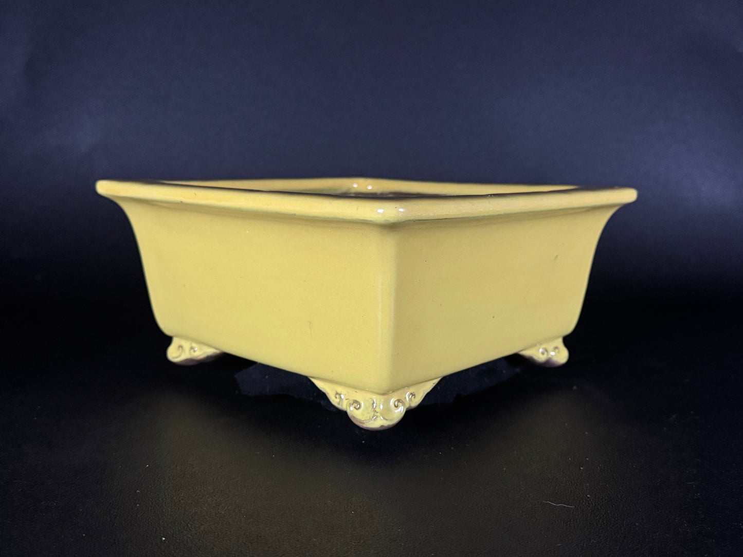 YAMAAKI 山秋 – 3rd Generation (Kataoka Toshio) 山秋三代 片岡俊雄 – 常滑 – 24.2cm Square Yellow Glazed 黄釉角鉢（雲足)