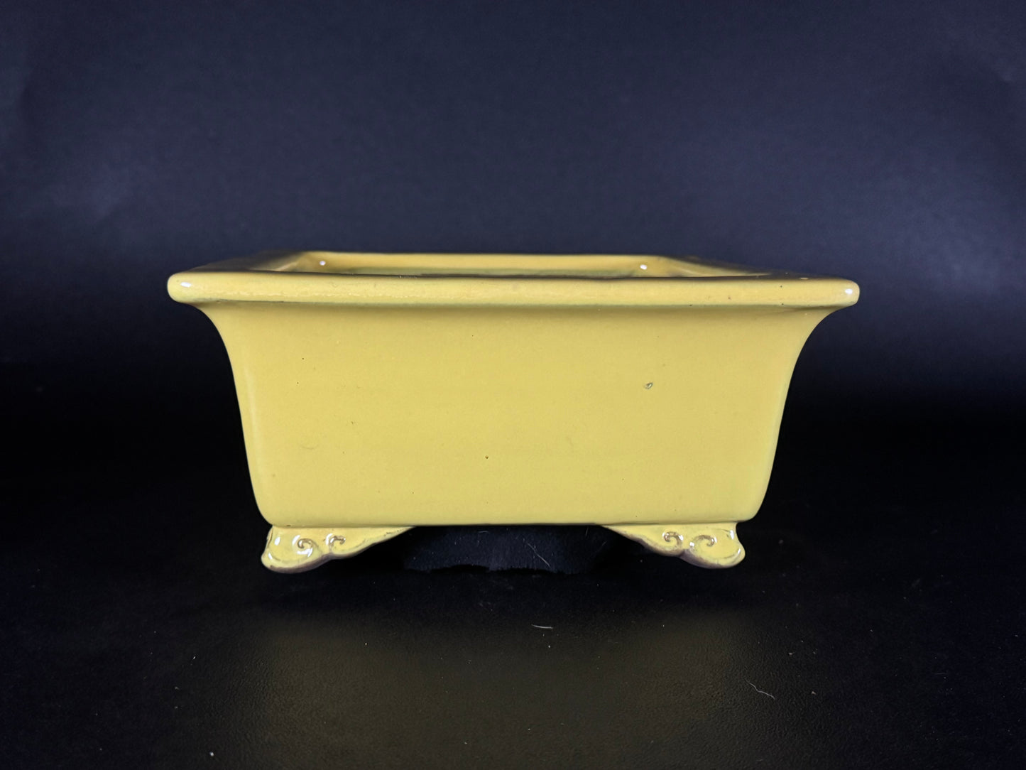 YAMAAKI 山秋 – 3rd Generation (Kataoka Toshio) 山秋三代 片岡俊雄 – 常滑 – 24.2cm Square Yellow Glazed 黄釉角鉢（雲足)