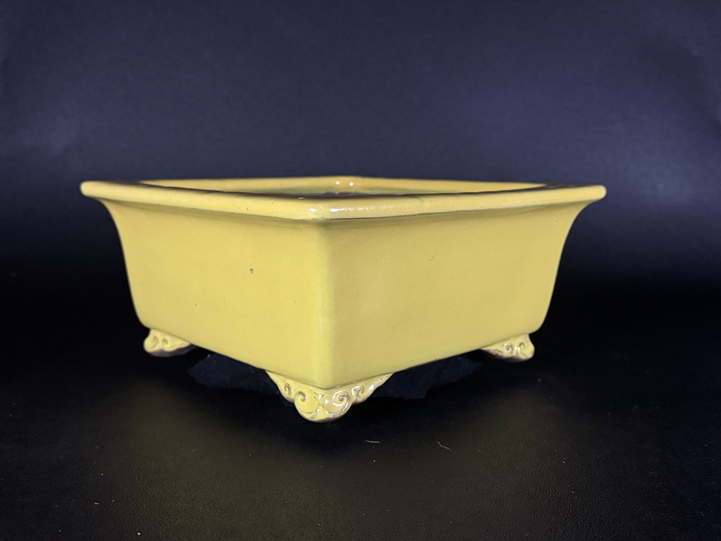 YAMAAKI 山秋 – 3rd Generation (Kataoka Toshio) 山秋三代 片岡俊雄 – 常滑 – 24.2cm Square Yellow Glazed 黄釉角鉢（雲足)