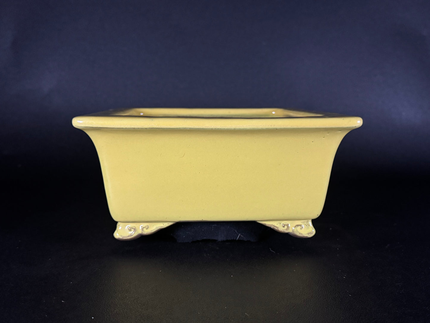 YAMAAKI 山秋 – 3rd Generation (Kataoka Toshio) 山秋三代 片岡俊雄 – 常滑 – 24.2cm Square Yellow Glazed 黄釉角鉢（雲足)