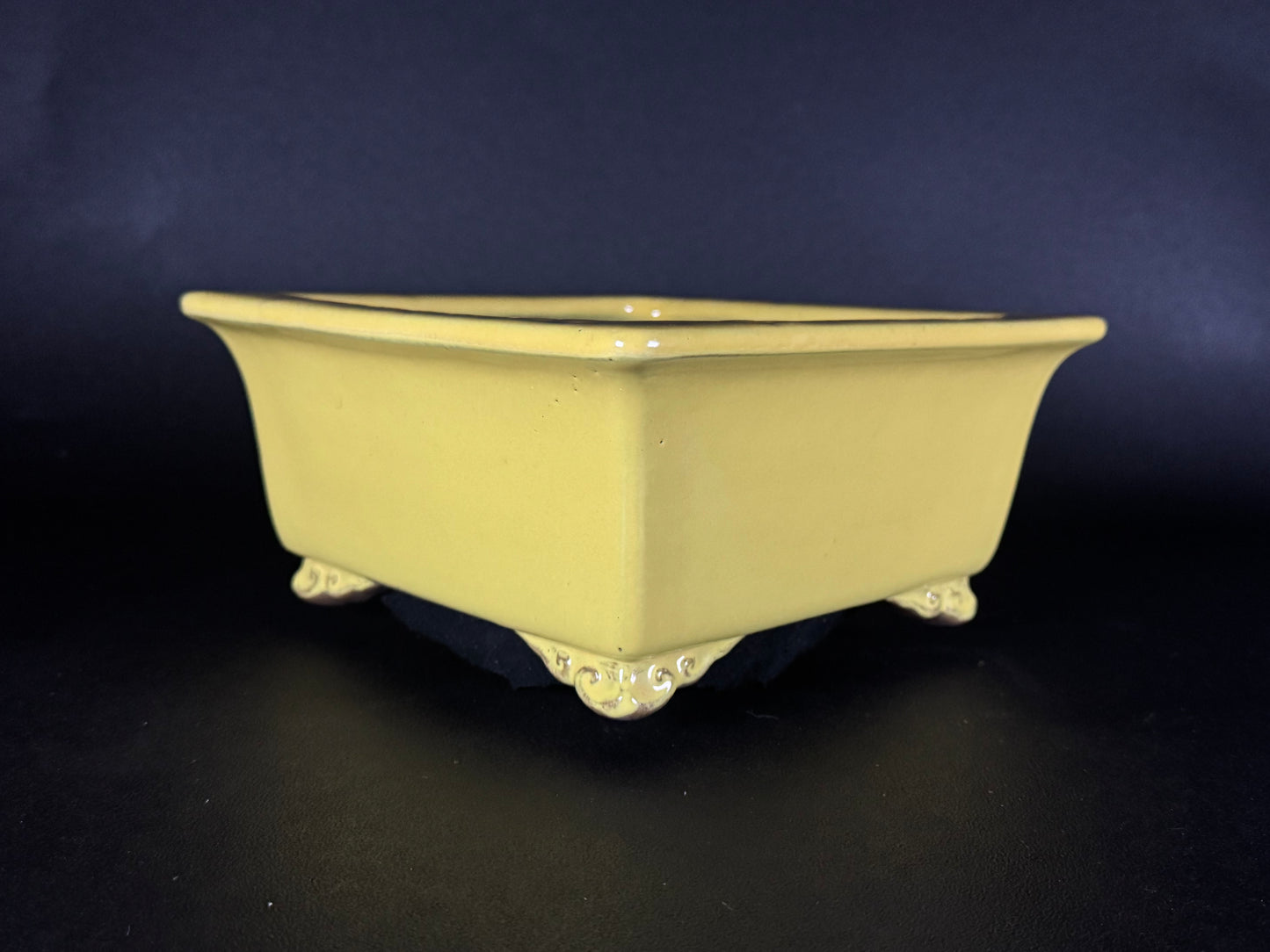 YAMAAKI 山秋 – 3rd Generation (Kataoka Toshio) 山秋三代 片岡俊雄 – 常滑 – 24.2cm Square Yellow Glazed 黄釉角鉢（雲足)