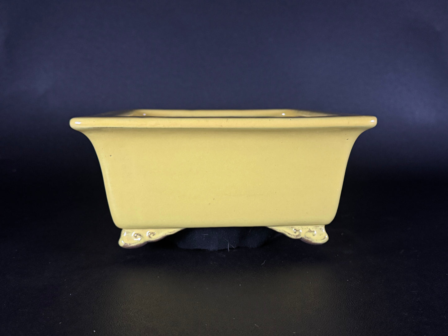 YAMAAKI 山秋 – 3rd Generation (Kataoka Toshio) 山秋三代 片岡俊雄 – 常滑 – 24.2cm Square Yellow Glazed 黄釉角鉢（雲足)