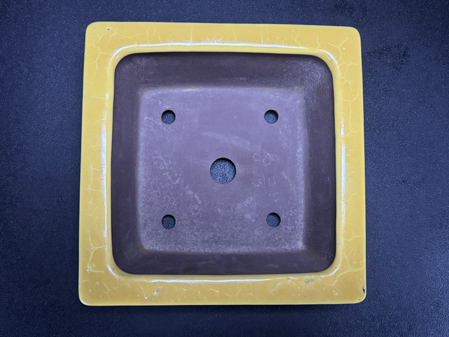 YAMAAKI 山秋 – 3rd Generation (Kataoka Toshio) 山秋三代 片岡俊雄 – 常滑 – 24.2cm Square Yellow Glazed 黄釉角鉢（雲足)