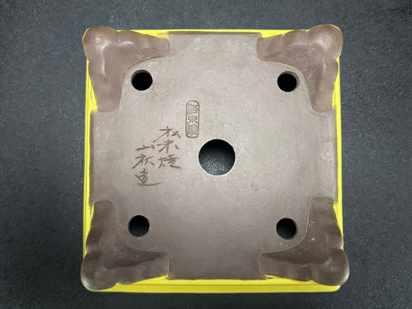 YAMAAKI 山秋 – 3rd Generation (Kataoka Toshio) 山秋三代 片岡俊雄 – 常滑 – 24.2cm Square Yellow Glazed 黄釉角鉢（雲足)