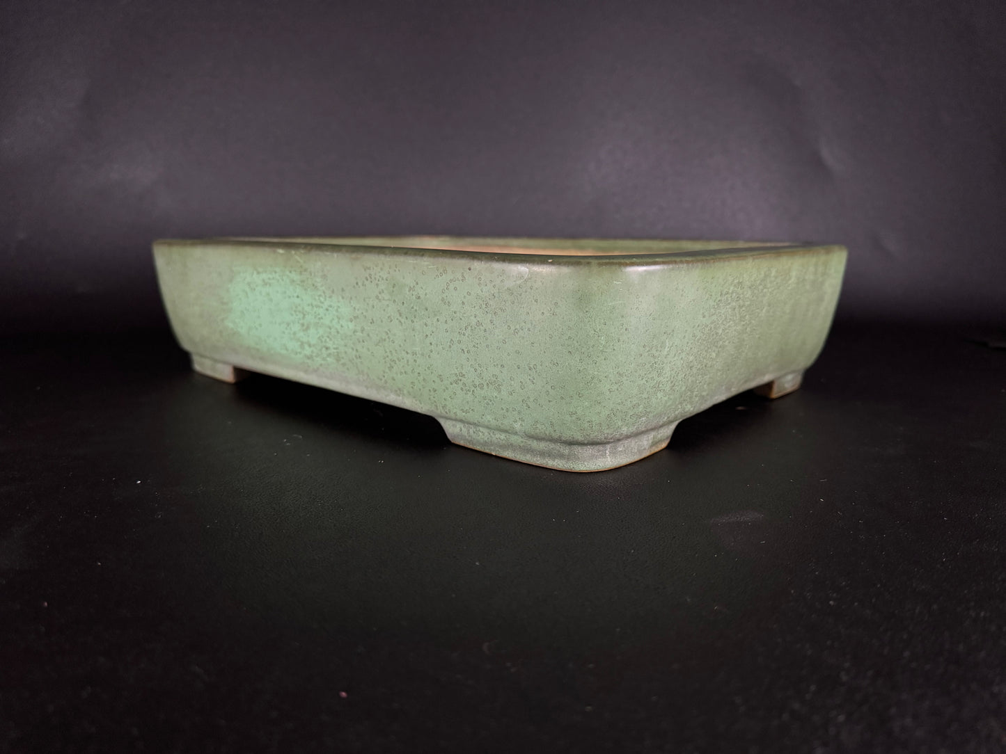 Yamafusa’s Wife (Hōshū Otorifune 宝舟) – 常滑 – 40.9cm Rectangular Green-Glazed Bonsai Pot