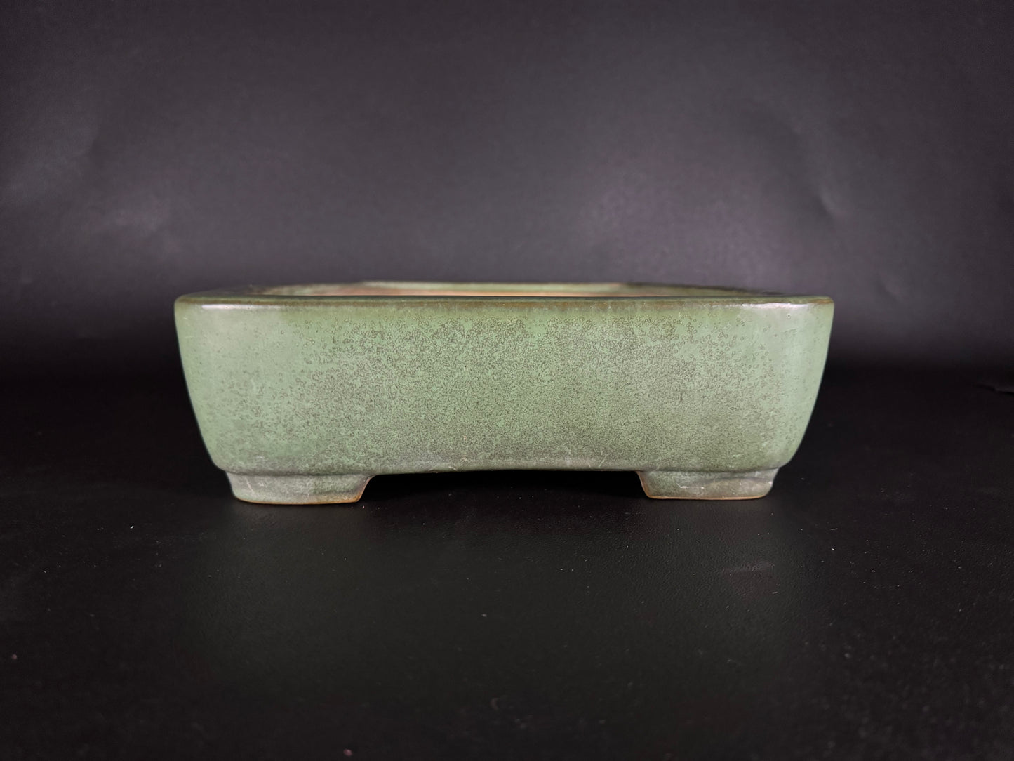 Yamafusa’s Wife (Hōshū Otorifune 宝舟) – 常滑 – 40.9cm Rectangular Green-Glazed Bonsai Pot