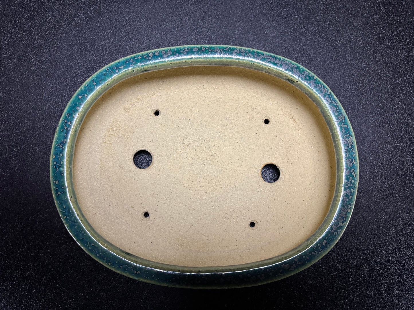 AIBA KOYO – Mr. AIBA Kouichirou（相場 恒一郎）– 常滑 – 24.5 cm Oval Bag-Style Bonsai Pot（楕円袋式鉢・鉄斑翡翠緑釉