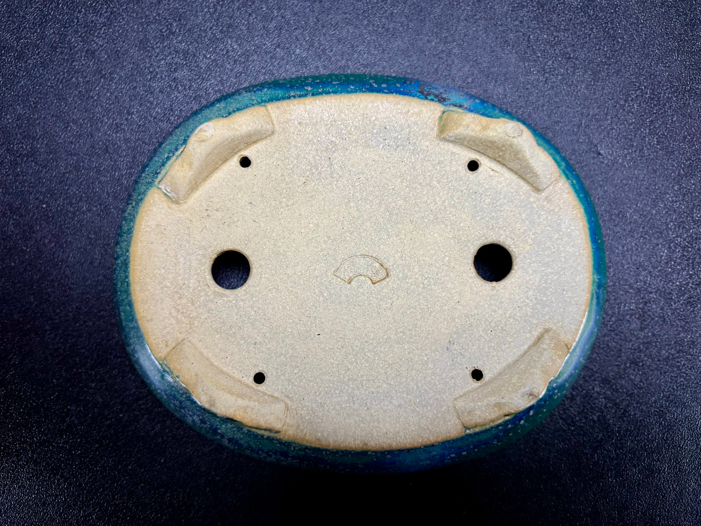 AIBA KOYO – Mr. AIBA Kouichirou（相場 恒一郎）– 常滑 – 24.5 cm Oval Bag-Style Bonsai Pot（楕円袋式鉢・鉄斑翡翠緑釉