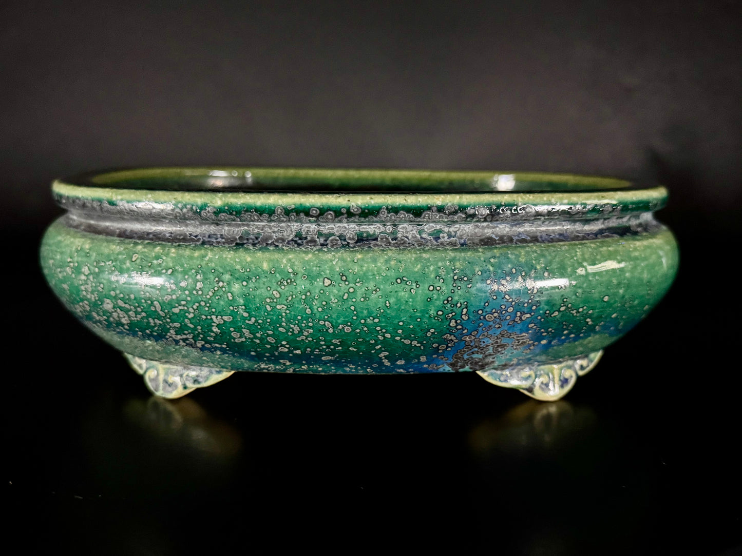 AIBA KOYO – Mr. AIBA Kouichirou（相場 恒一郎）– 常滑 – 24.5 cm Oval Bag-Style Bonsai Pot（楕円袋式鉢・鉄斑翡翠緑釉