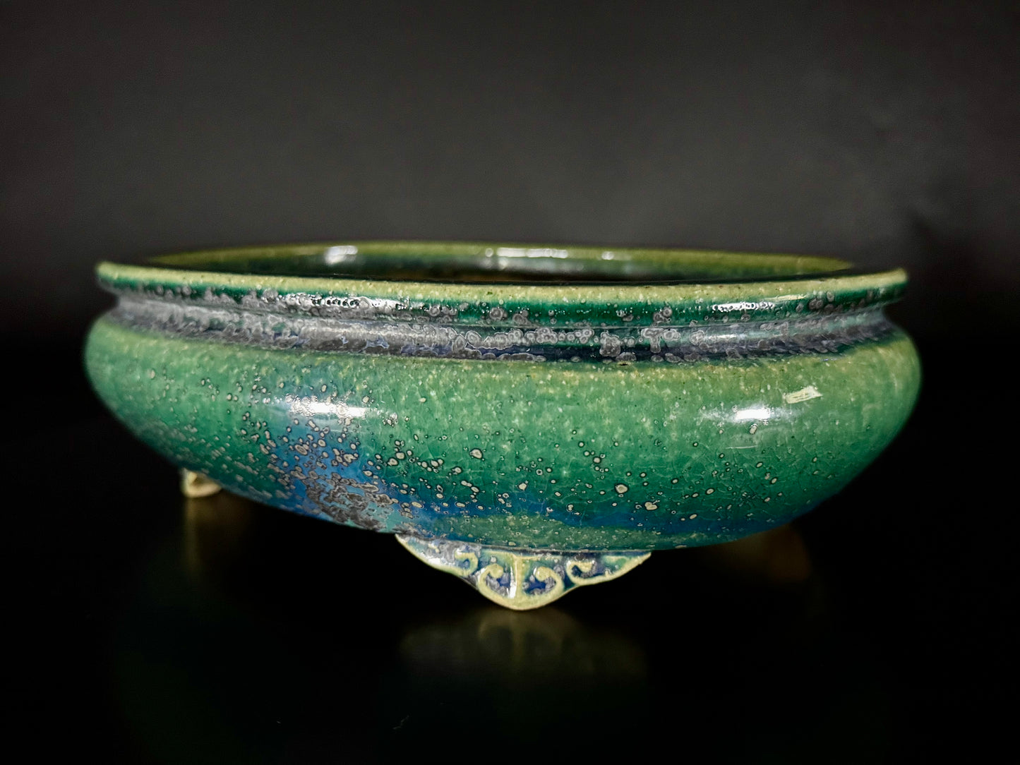 AIBA KOYO – Mr. AIBA Kouichirou（相場 恒一郎）– 常滑 – 24.5 cm Oval Bag-Style Bonsai Pot（楕円袋式鉢・鉄斑翡翠緑釉