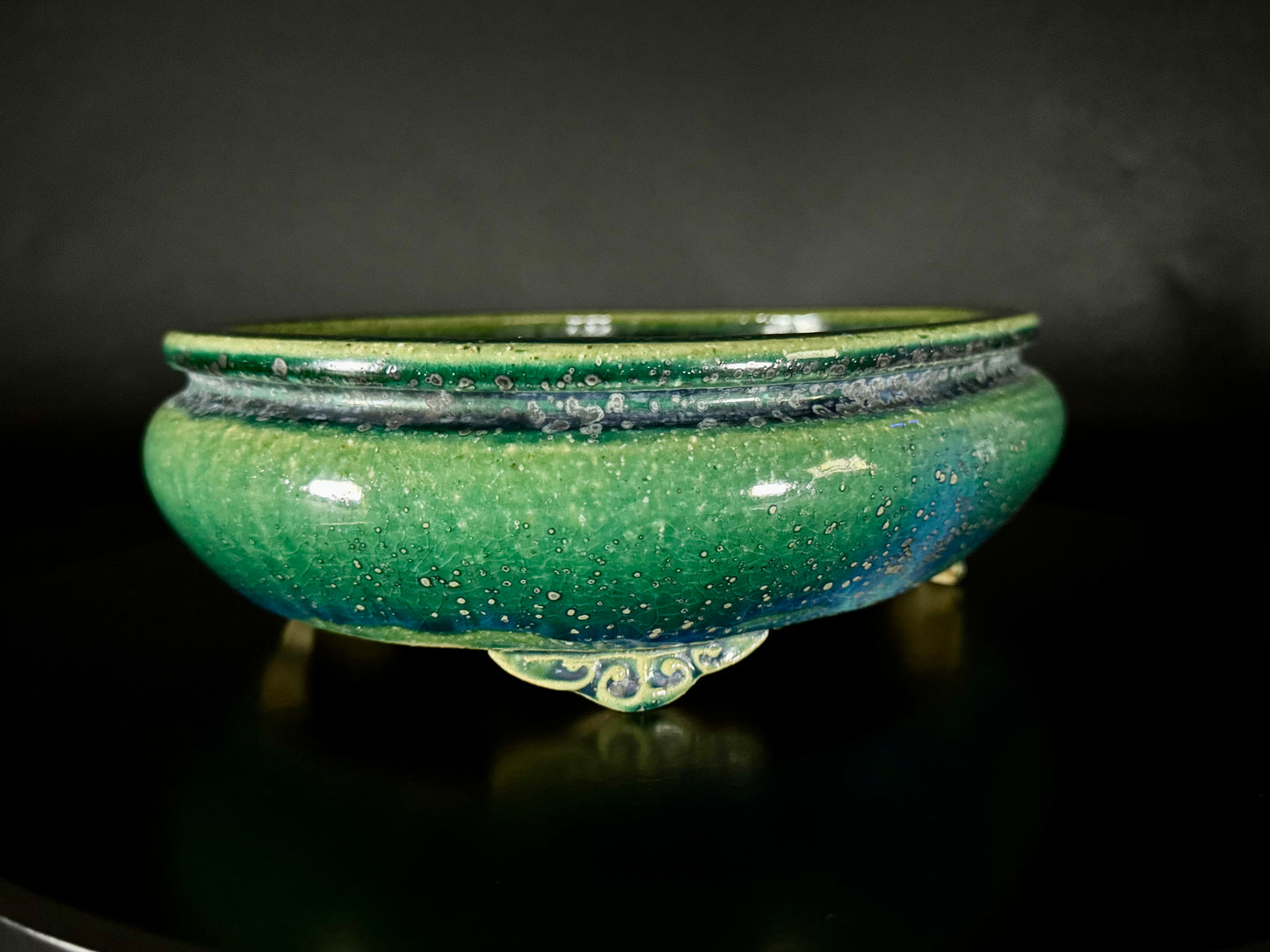 AIBA KOYO – Mr. AIBA Kouichirou（相場 恒一郎）– 常滑 – 24.5 cm Oval Bag-Style Bonsai Pot（楕円袋式鉢・鉄斑翡翠緑釉
