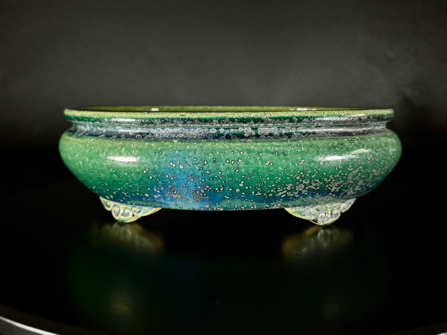 AIBA KOYO – Mr. AIBA Kouichirou（相場 恒一郎）– 常滑 – 24.5 cm Oval Bag-Style Bonsai Pot（楕円袋式鉢・鉄斑翡翠緑釉