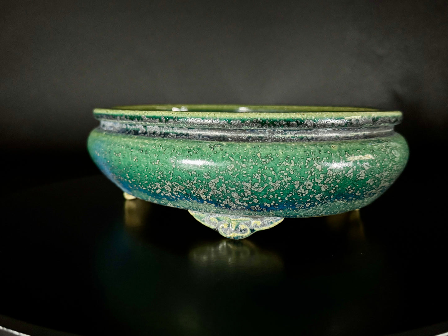 AIBA KOYO – Mr. AIBA Kouichirou（相場 恒一郎）– 常滑 – 24.5 cm Oval Bag-Style Bonsai Pot（楕円袋式鉢・鉄斑翡翠緑釉