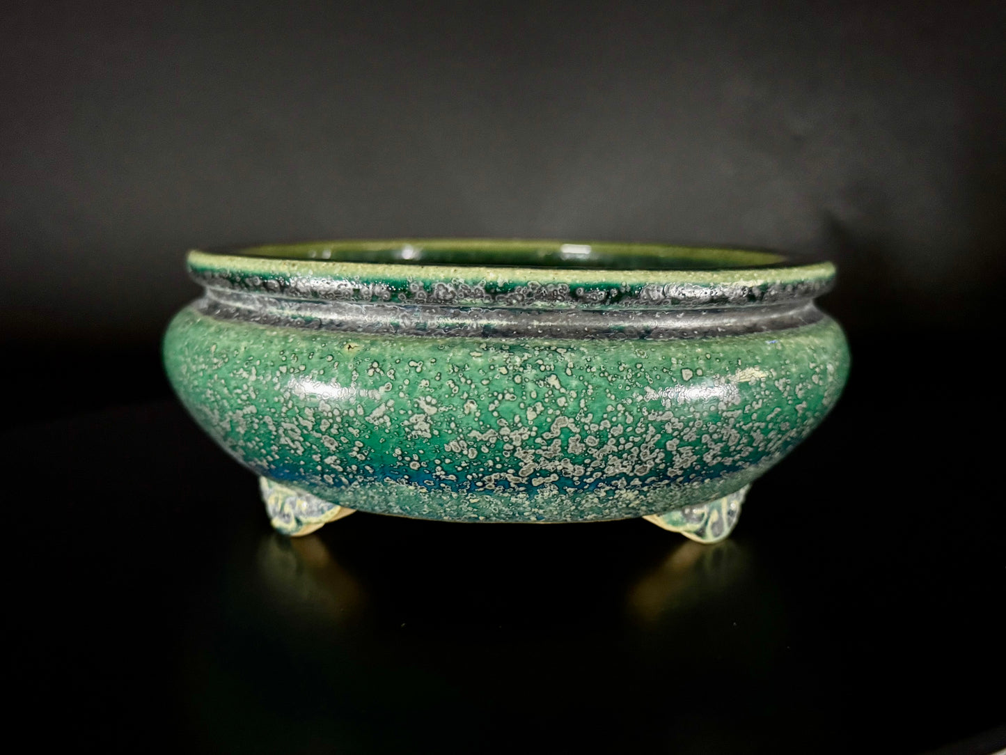 AIBA KOYO – Mr. AIBA Kouichirou（相場 恒一郎）– 常滑 – 24.5 cm Oval Bag-Style Bonsai Pot（楕円袋式鉢・鉄斑翡翠緑釉