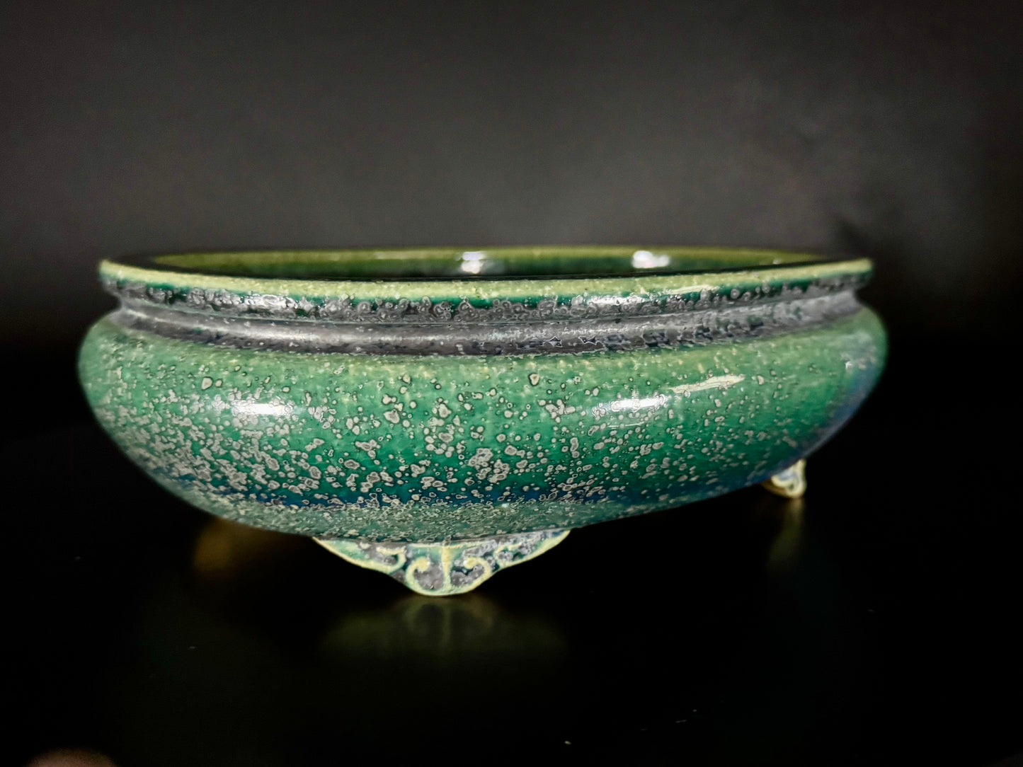 AIBA KOYO – Mr. AIBA Kouichirou（相場 恒一郎）– 常滑 – 24.5 cm Oval Bag-Style Bonsai Pot（楕円袋式鉢・鉄斑翡翠緑釉