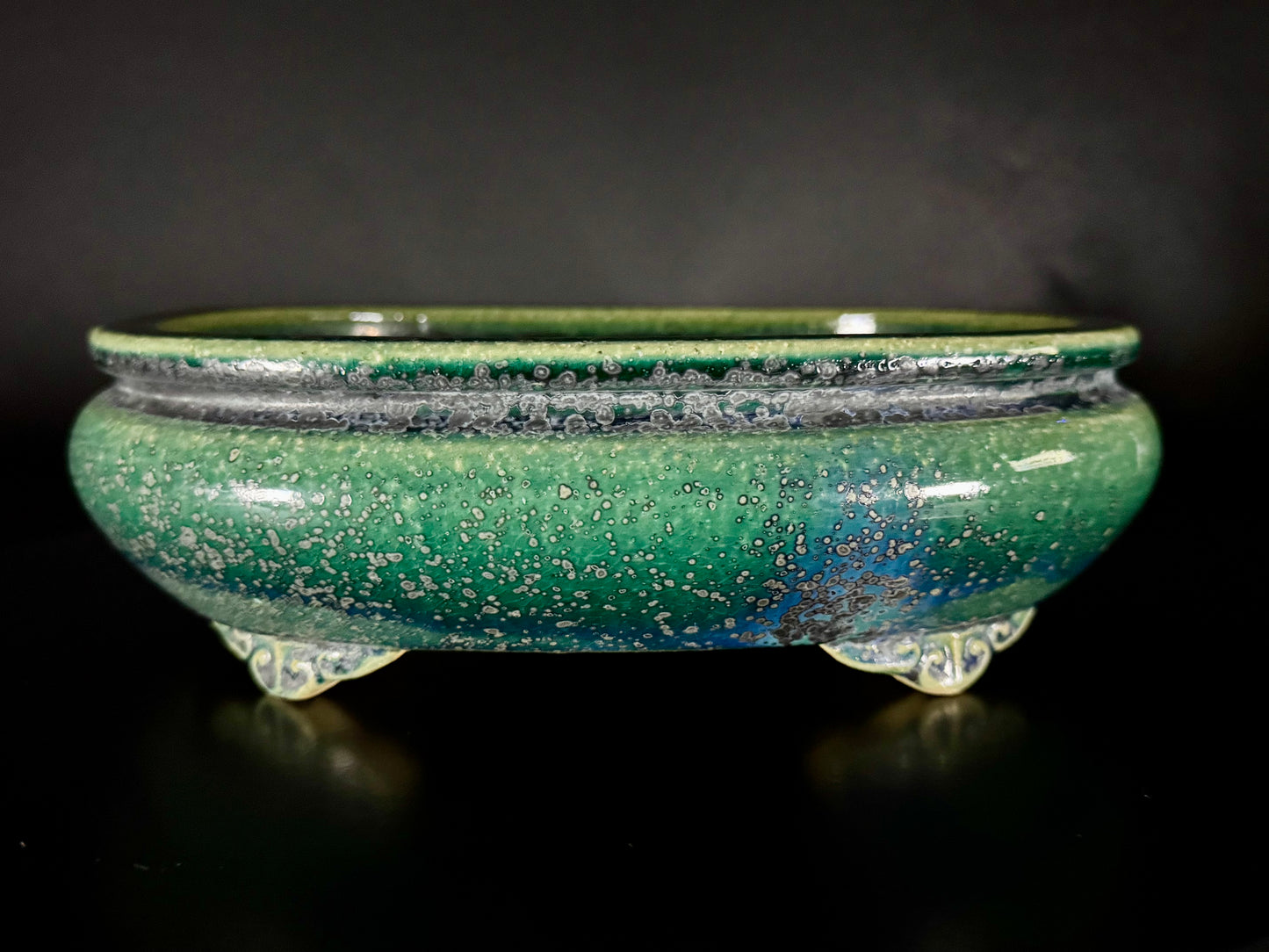 AIBA KOYO – Mr. AIBA Kouichirou（相場 恒一郎）– 常滑 – 24.5 cm Oval Bag-Style Bonsai Pot（楕円袋式鉢・鉄斑翡翠緑釉