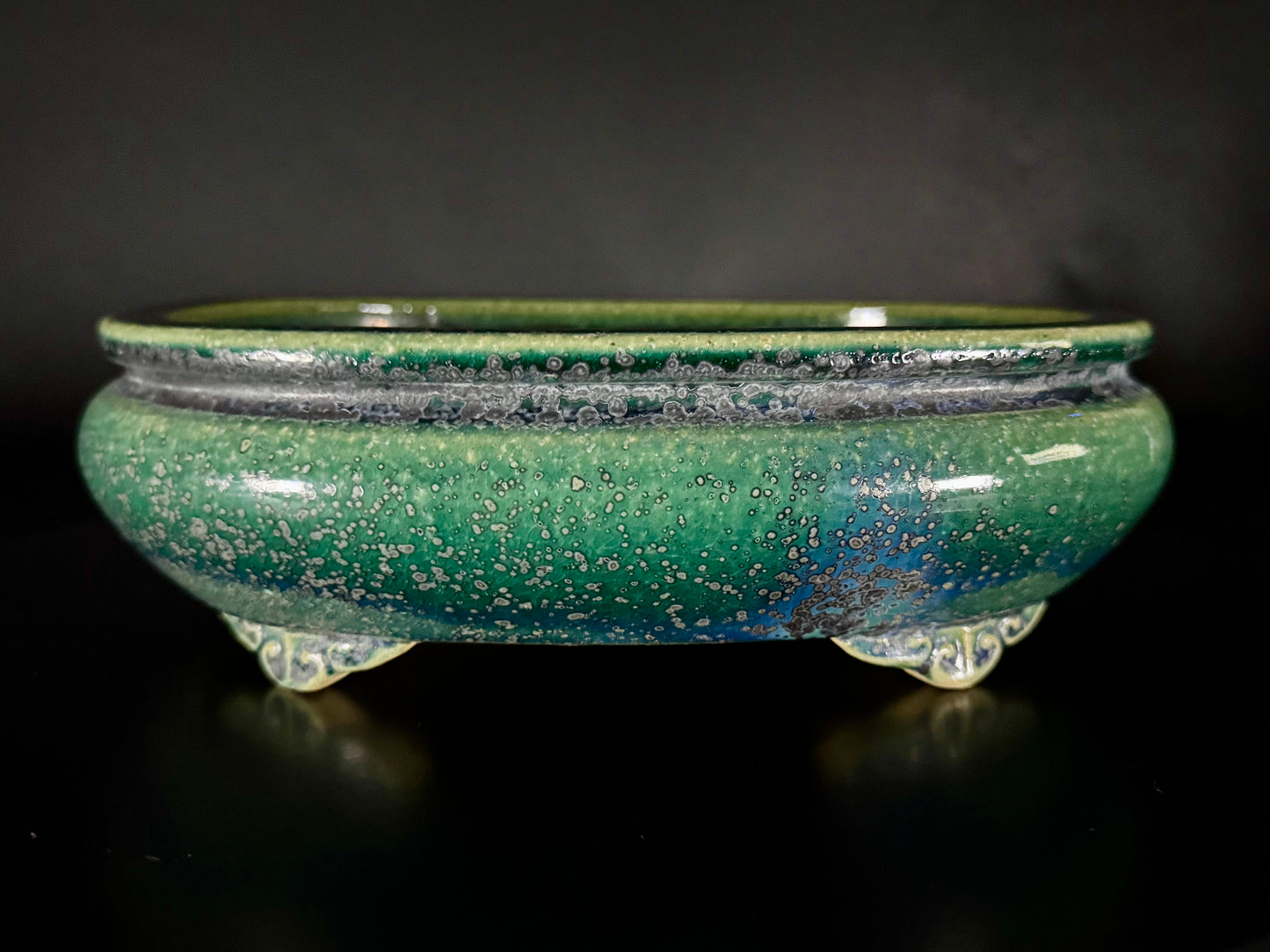 AIBA KOYO – Mr. AIBA Kouichirou（相場 恒一郎）– 常滑 – 24.5 cm Oval Bag-Style Bonsai Pot（楕円袋式鉢・鉄斑翡翠緑釉