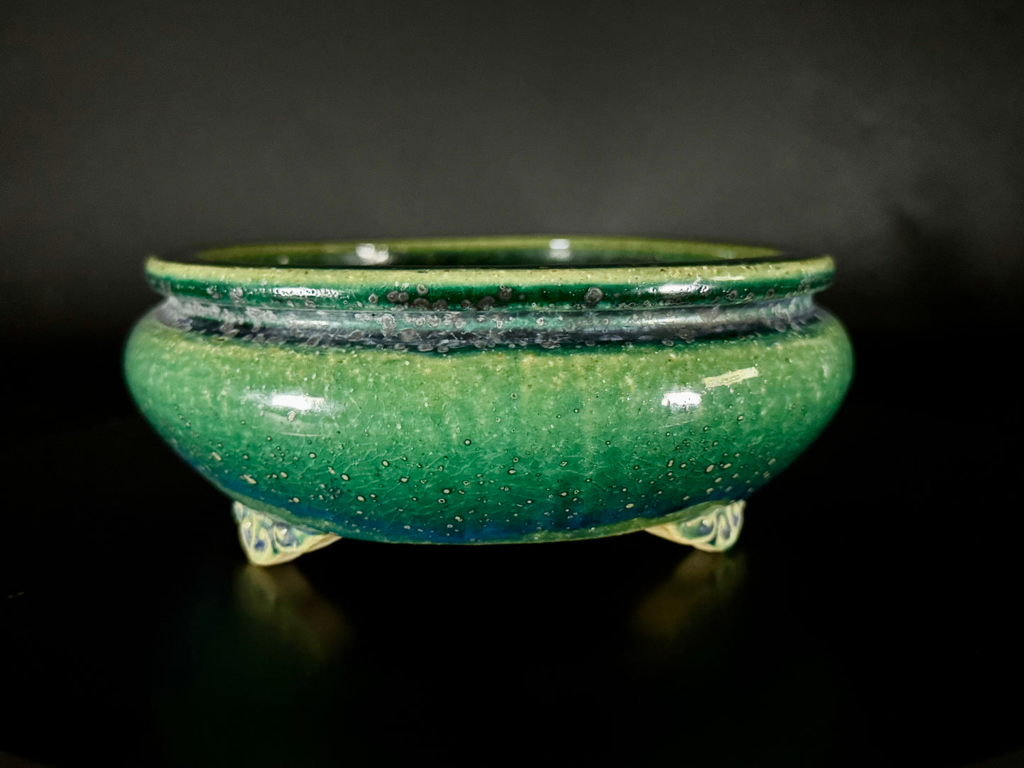 AIBA KOYO – Mr. AIBA Kouichirou（相場 恒一郎）– 常滑 – 24.5 cm Oval Bag-Style Bonsai Pot（楕円袋式鉢・鉄斑翡翠緑釉
