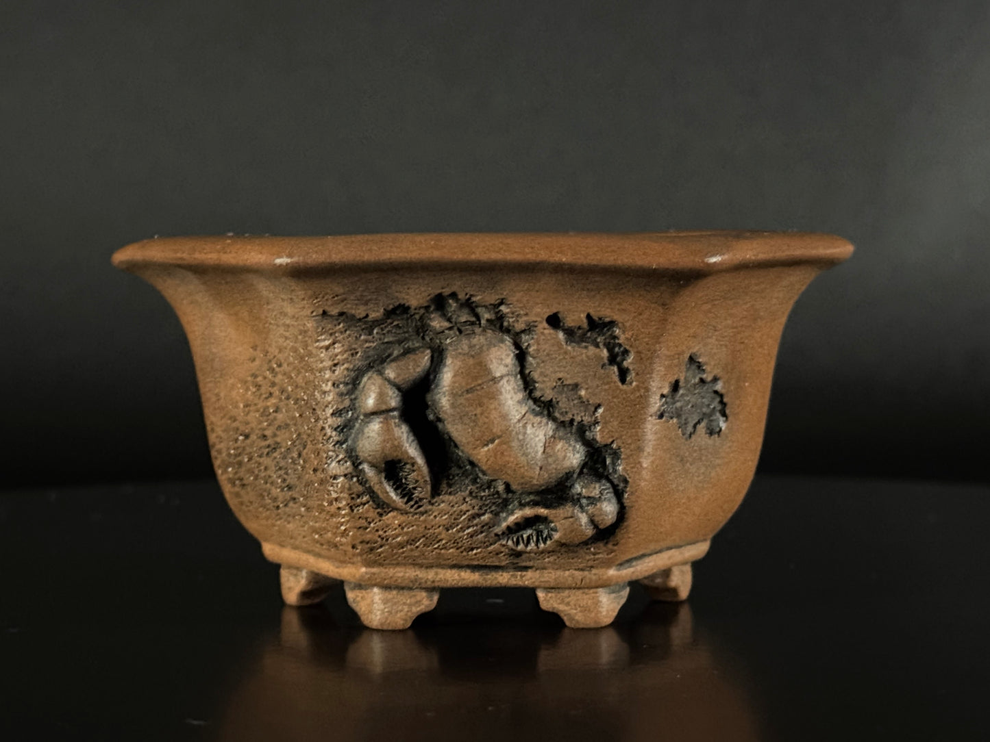 Shinobu Amemiya 雨宮 忍 – Tokoname – 10.8cm Hexagonal Crab Motif – Unglazed（蟹彫文 六角鉢 無釉）