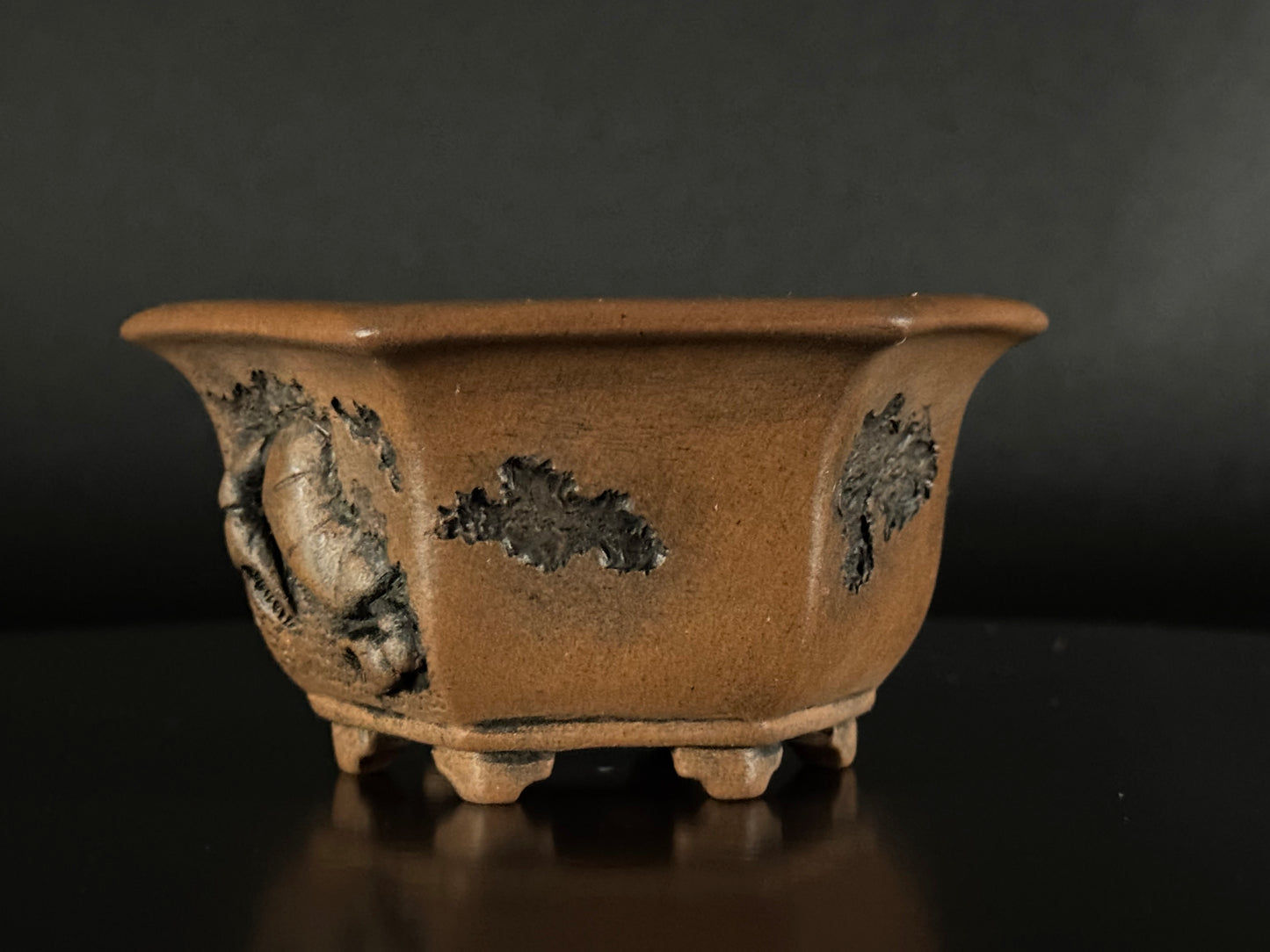 Shinobu Amemiya 雨宮 忍 – Tokoname – 10.8cm Hexagonal Crab Motif – Unglazed（蟹彫文 六角鉢 無釉）