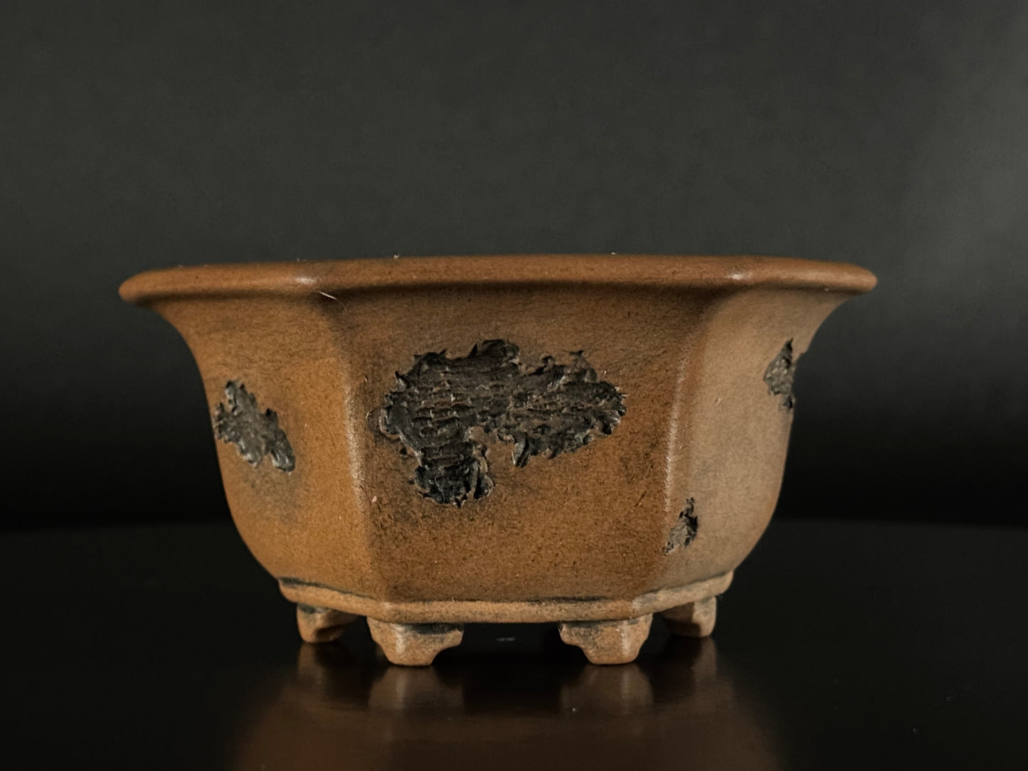 Shinobu Amemiya 雨宮 忍 – Tokoname – 10.8cm Hexagonal Crab Motif – Unglazed（蟹彫文 六角鉢 無釉）