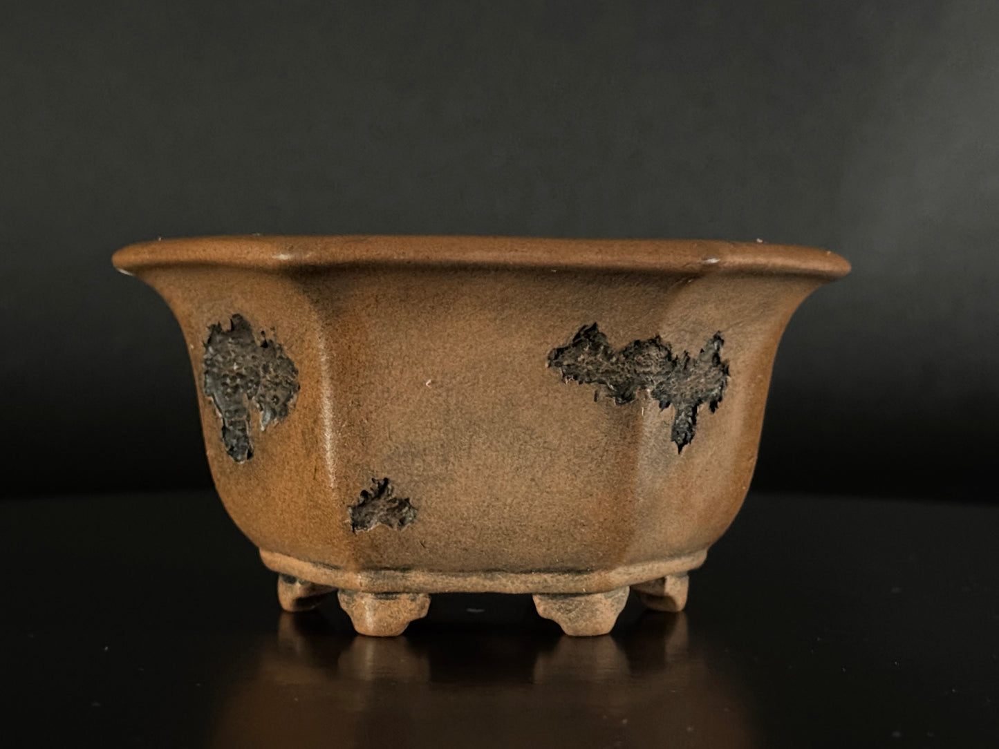 Shinobu Amemiya 雨宮 忍 – Tokoname – 10.8cm Hexagonal Crab Motif – Unglazed（蟹彫文 六角鉢 無釉）