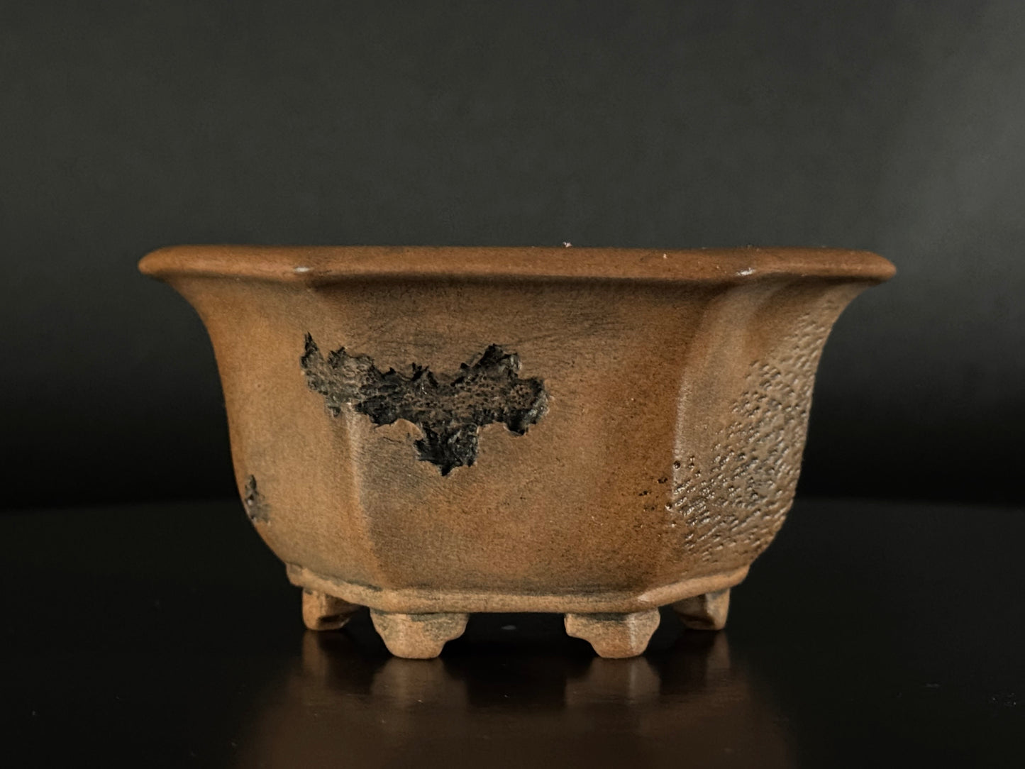 Shinobu Amemiya 雨宮 忍 – Tokoname – 10.8cm Hexagonal Crab Motif – Unglazed（蟹彫文 六角鉢 無釉）