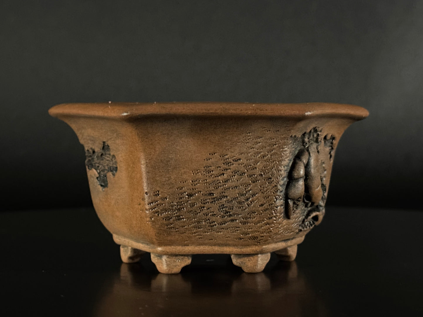 Shinobu Amemiya 雨宮 忍 – Tokoname – 10.8cm Hexagonal Crab Motif – Unglazed（蟹彫文 六角鉢 無釉）