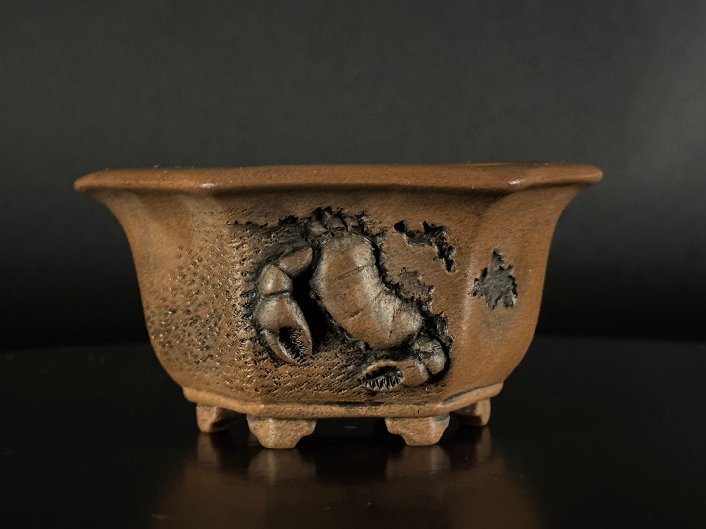 Shinobu Amemiya 雨宮 忍 – Tokoname – 10.8cm Hexagonal Crab Motif – Unglazed（蟹彫文 六角鉢 無釉）