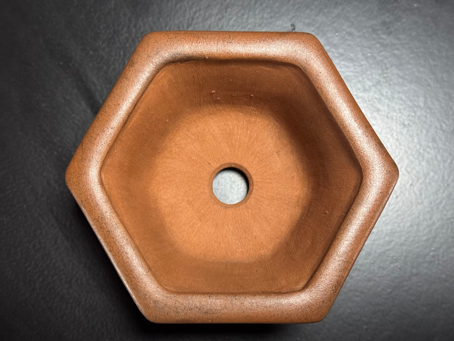 Shinobu Amemiya 雨宮 忍 – Tokoname – 10.8cm Hexagonal Crab Motif – Unglazed（蟹彫文 六角鉢 無釉）