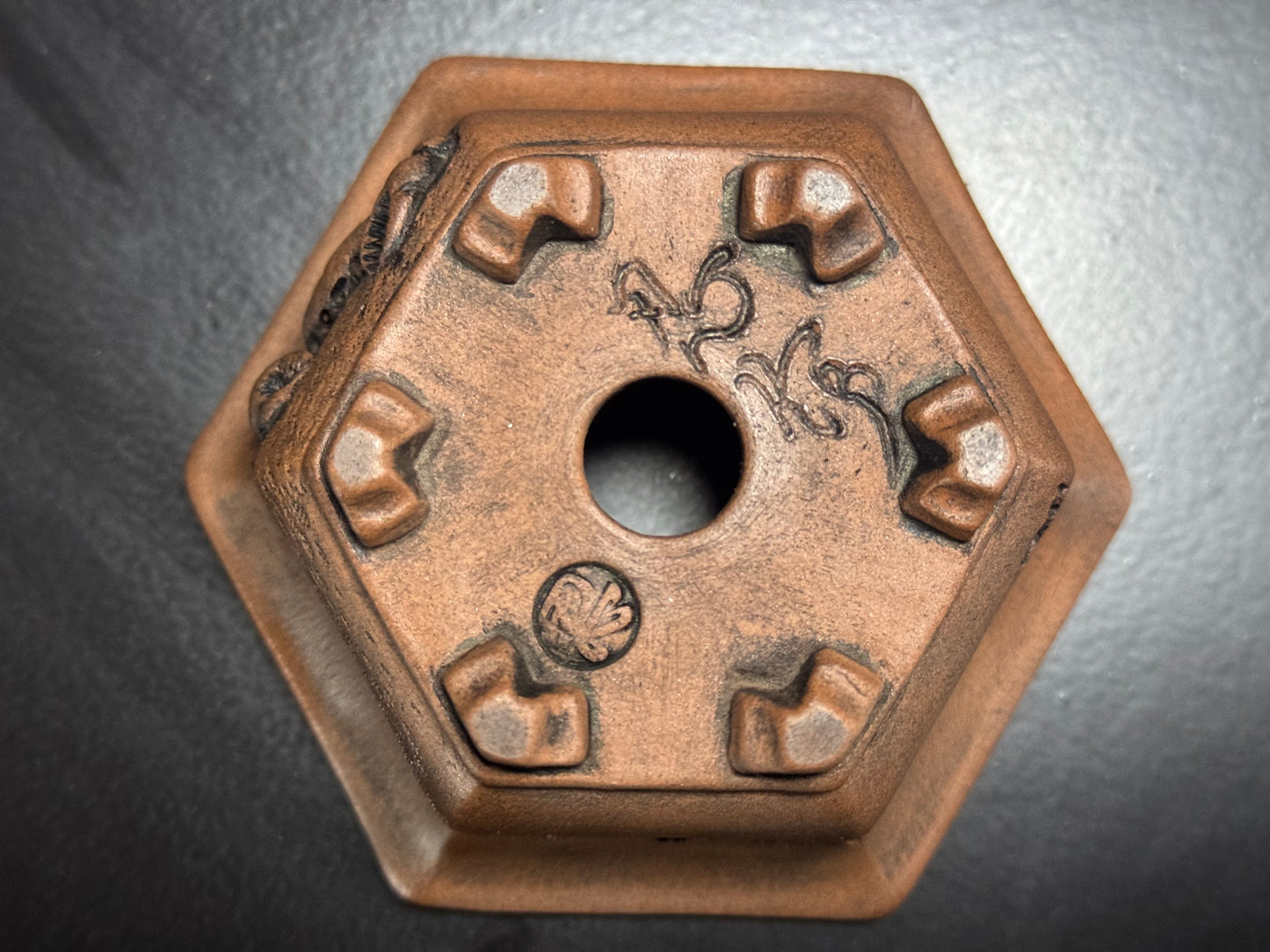 Shinobu Amemiya 雨宮 忍 – Tokoname – 10.8cm Hexagonal Crab Motif – Unglazed（蟹彫文 六角鉢 無釉）