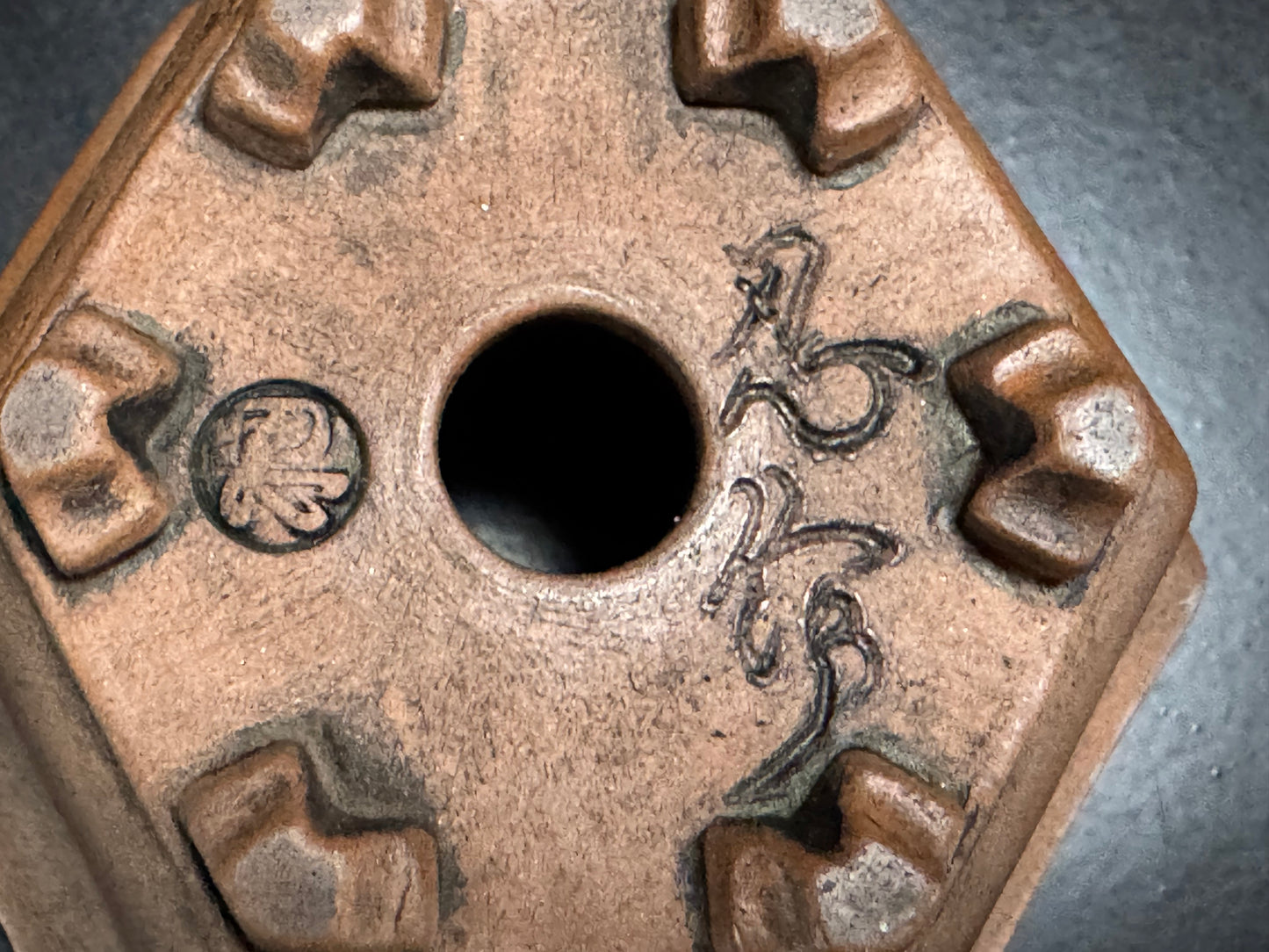 Shinobu Amemiya 雨宮 忍 – Tokoname – 10.8cm Hexagonal Crab Motif – Unglazed（蟹彫文 六角鉢 無釉）