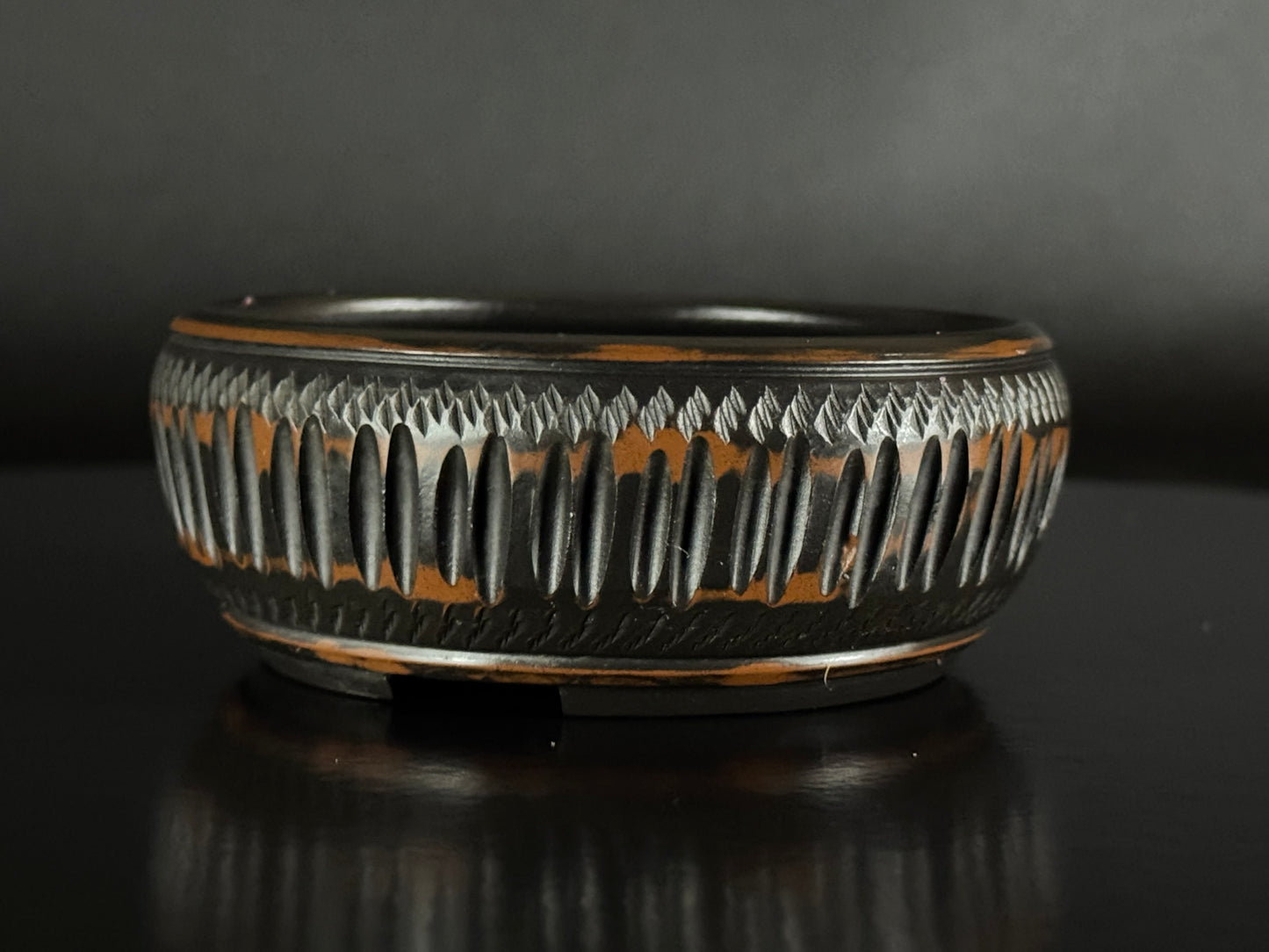 BIGEI 美芸 (Hirata Atsumi 平田あつみ) – 常滑 – 9.5cm Round, Unglazed Carved.