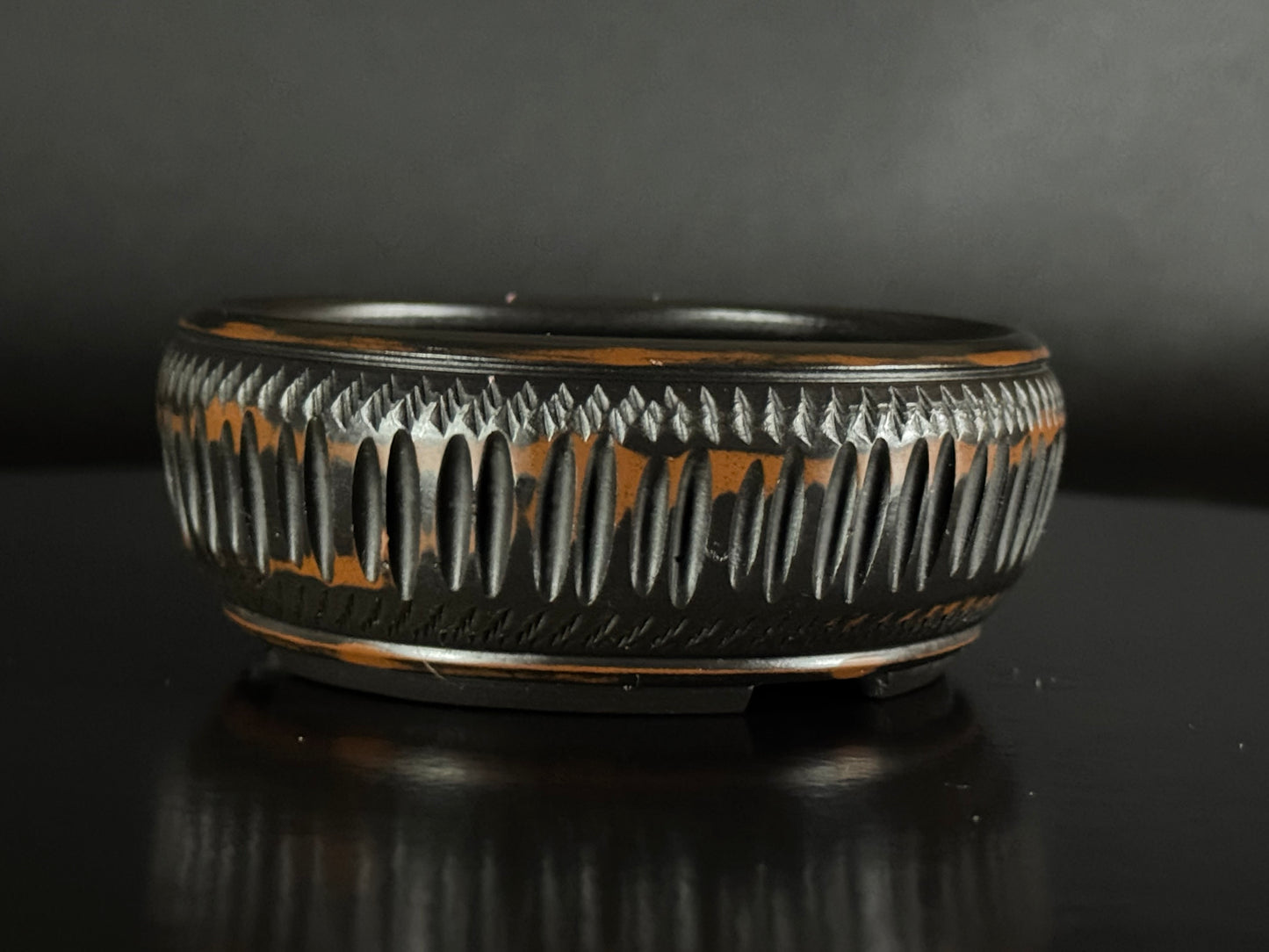 BIGEI 美芸 (Hirata Atsumi 平田あつみ) – 常滑 – 9.5cm Round, Unglazed Carved.