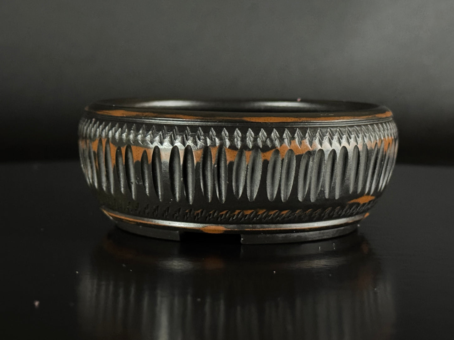 BIGEI 美芸 (Hirata Atsumi 平田あつみ) – 常滑 – 9.5cm Round, Unglazed Carved.