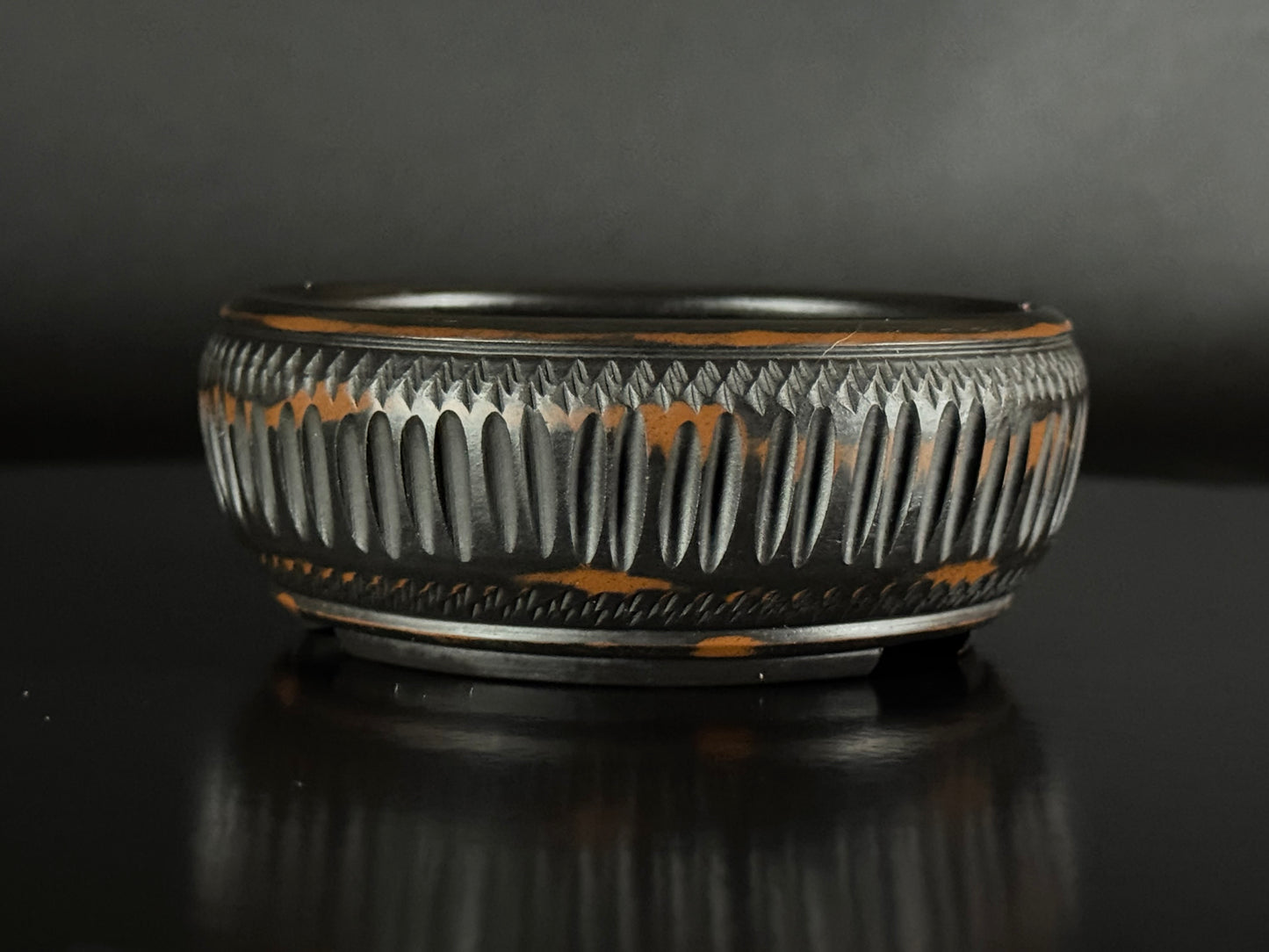 BIGEI 美芸 (Hirata Atsumi 平田あつみ) – 常滑 – 9.5cm Round, Unglazed Carved.