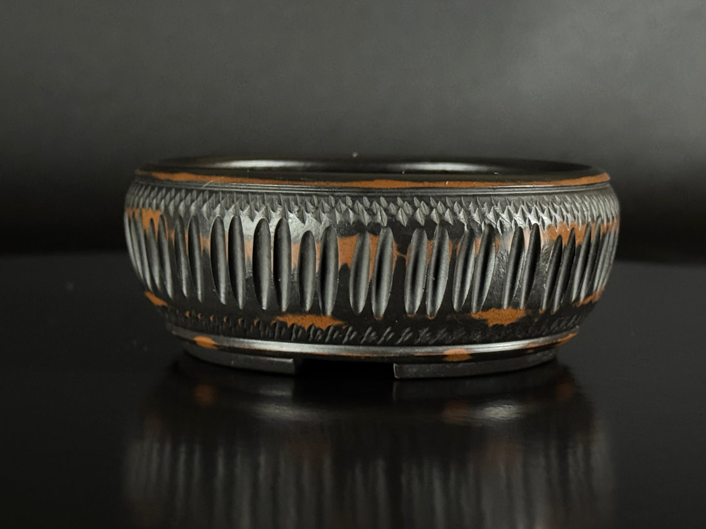 BIGEI 美芸 (Hirata Atsumi 平田あつみ) – 常滑 – 9.5cm Round, Unglazed Carved.