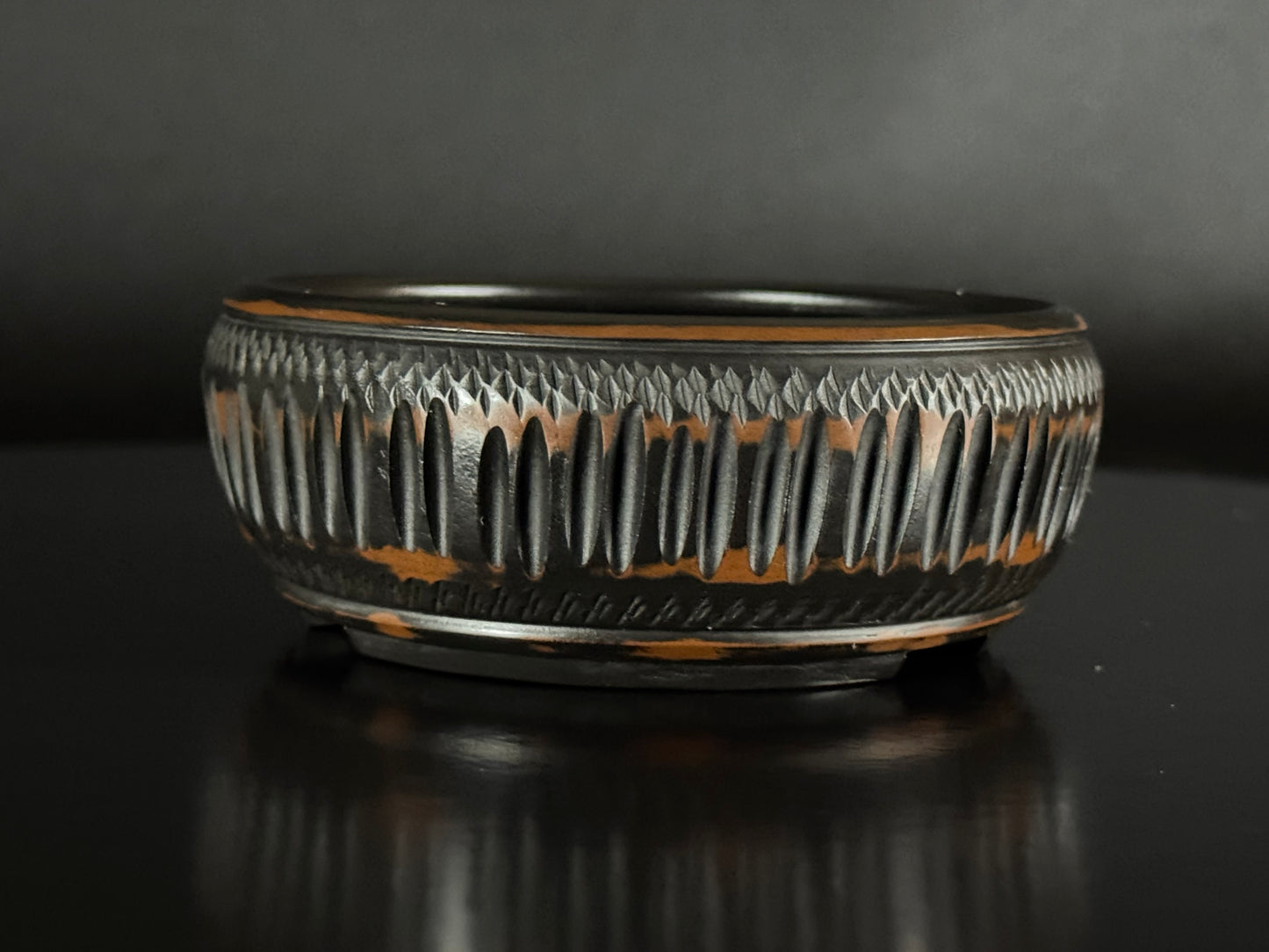 BIGEI 美芸 (Hirata Atsumi 平田あつみ) – 常滑 – 9.5cm Round, Unglazed Carved.
