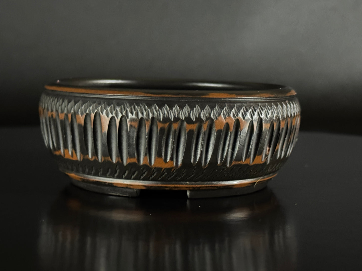 BIGEI 美芸 (Hirata Atsumi 平田あつみ) – 常滑 – 9.5cm Round, Unglazed Carved.
