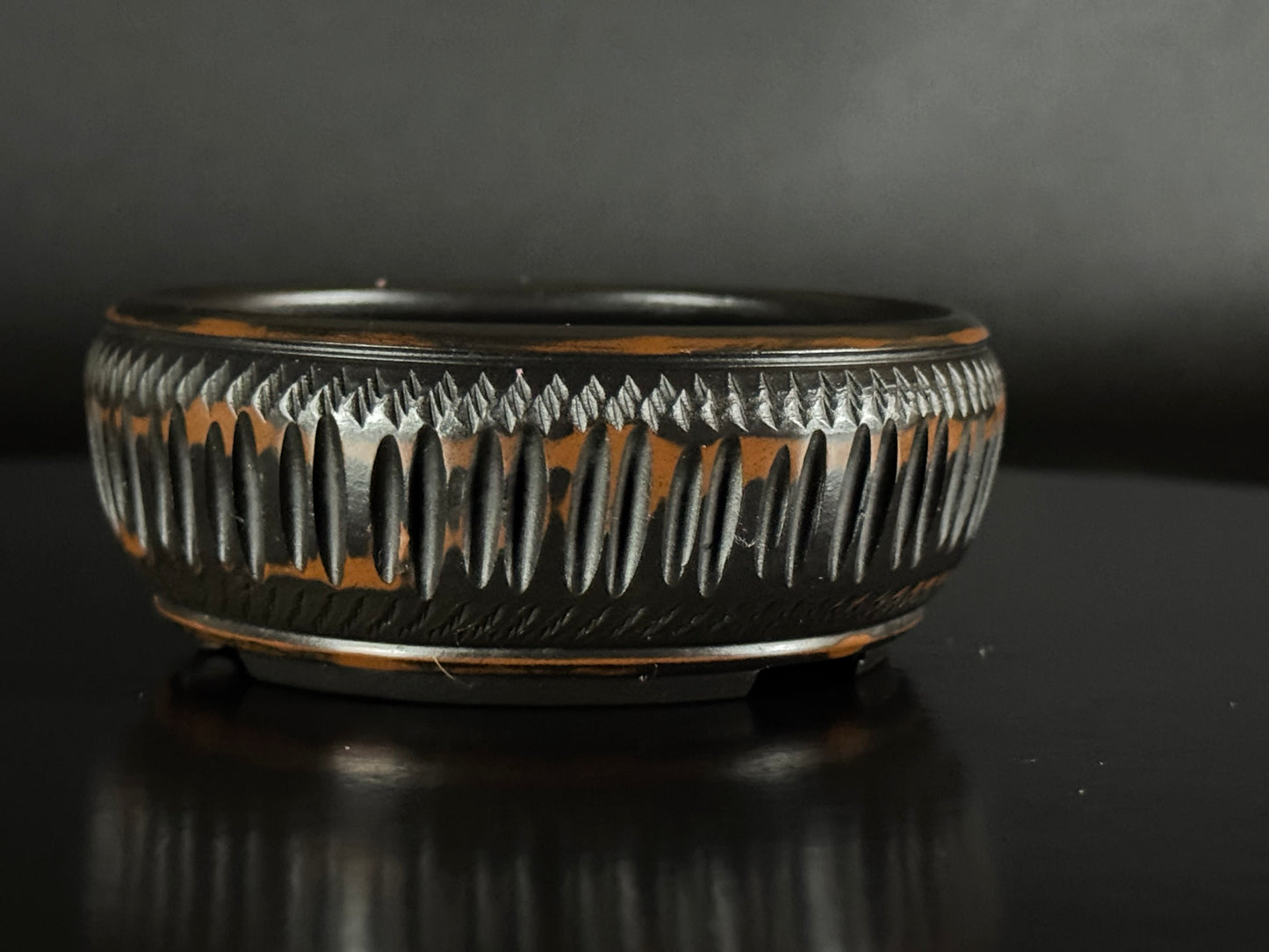 BIGEI 美芸 (Hirata Atsumi 平田あつみ) – 常滑 – 9.5cm Round, Unglazed Carved.
