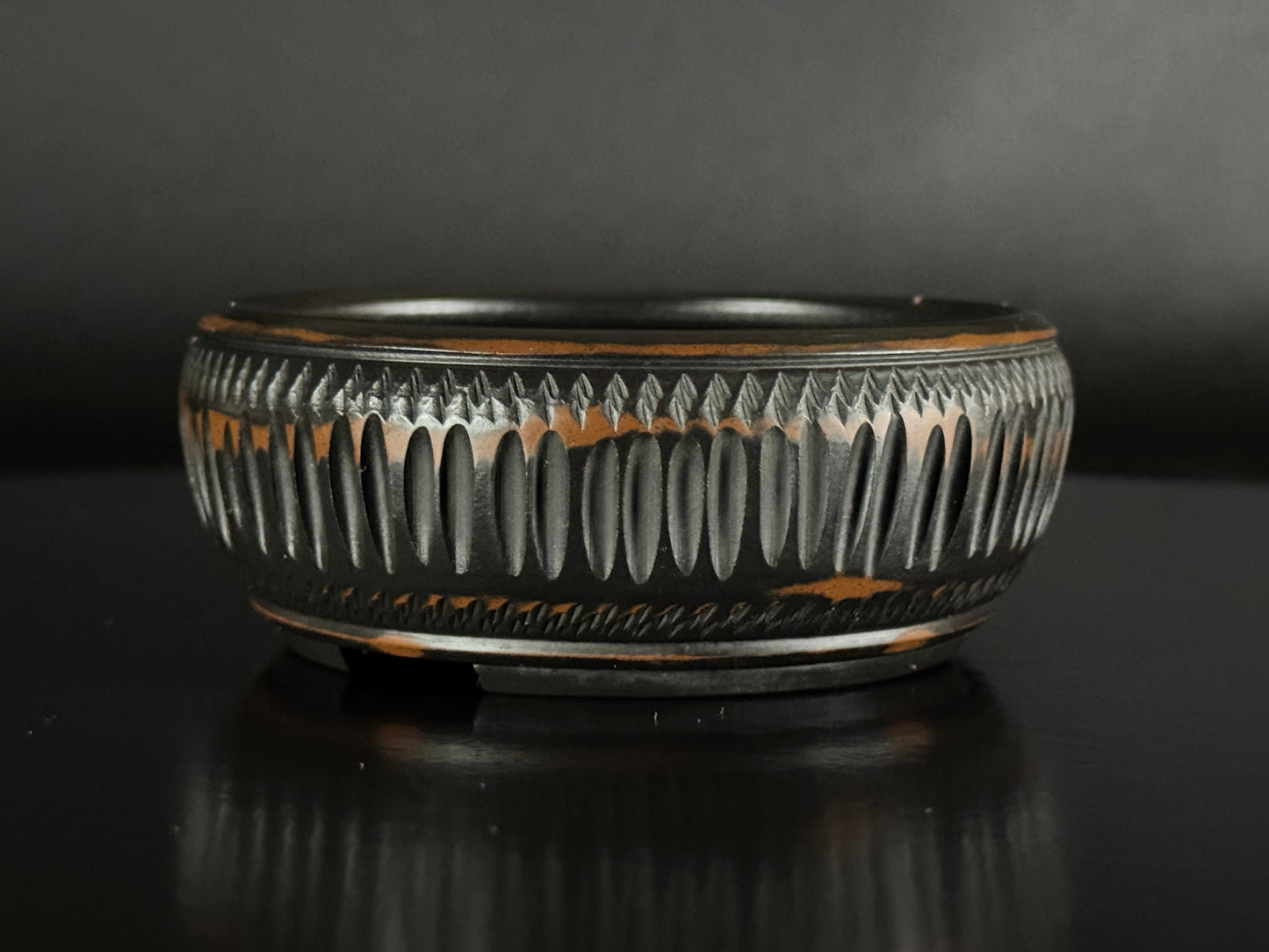 BIGEI 美芸 (Hirata Atsumi 平田あつみ) – 常滑 – 9.5cm Round, Unglazed Carved.