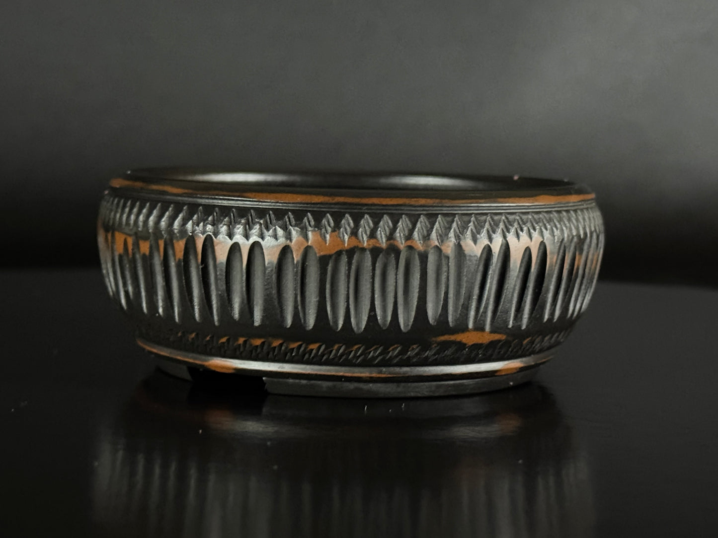 BIGEI 美芸 (Hirata Atsumi 平田あつみ) – 常滑 – 9.5cm Round, Unglazed Carved.