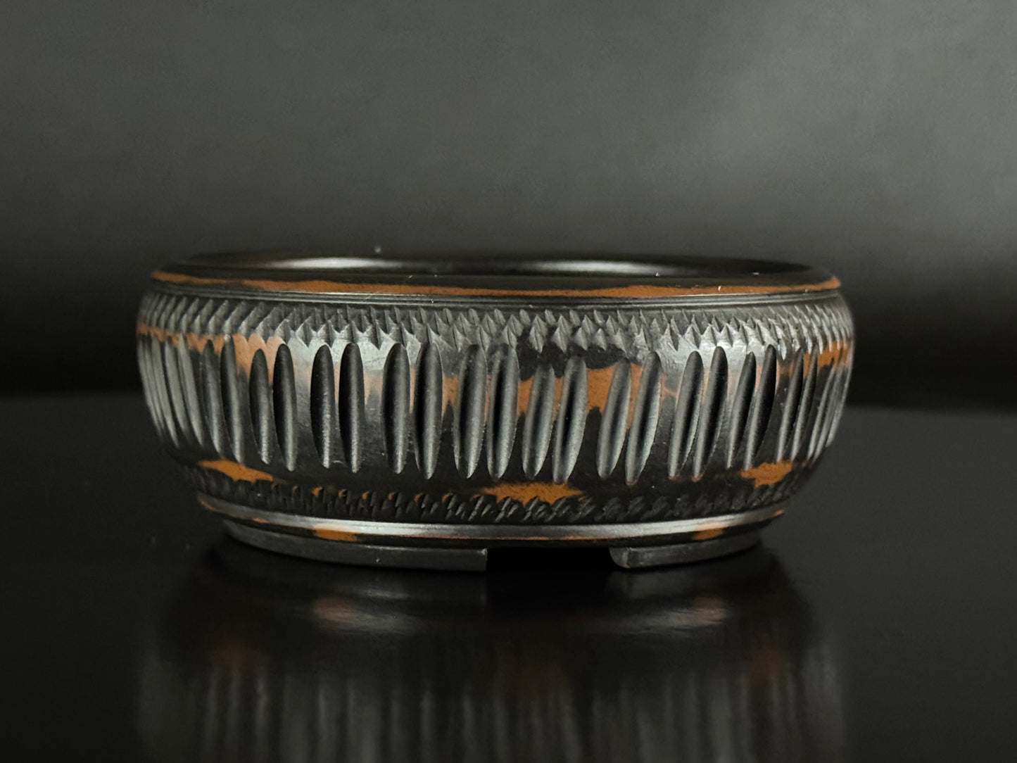 BIGEI 美芸 (Hirata Atsumi 平田あつみ) – 常滑 – 9.5cm Round, Unglazed Carved.