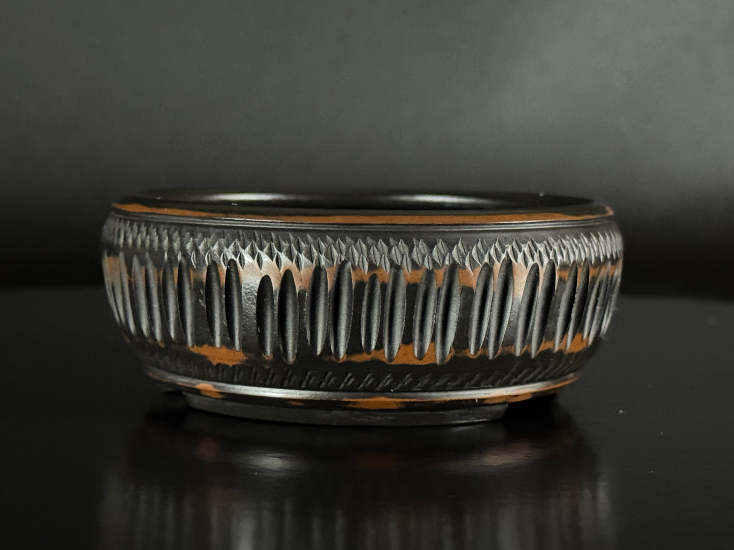 BIGEI 美芸 (Hirata Atsumi 平田あつみ) – 常滑 – 9.5cm Round, Unglazed Carved.